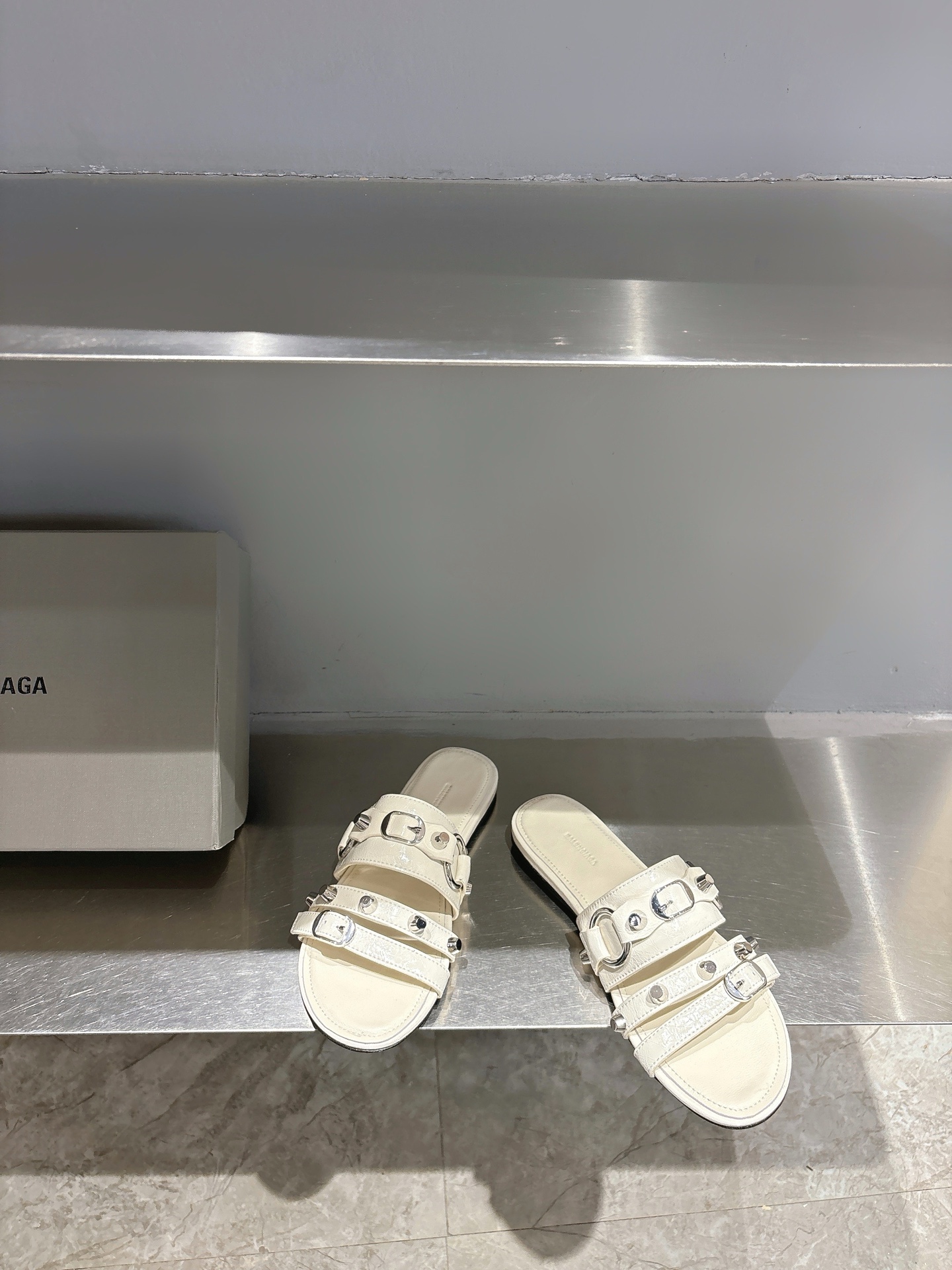 Balentia 2025 Spring Summer Metal Nailed Cagole Sandals Review: Original Skin, Metal Locks - 图片 3