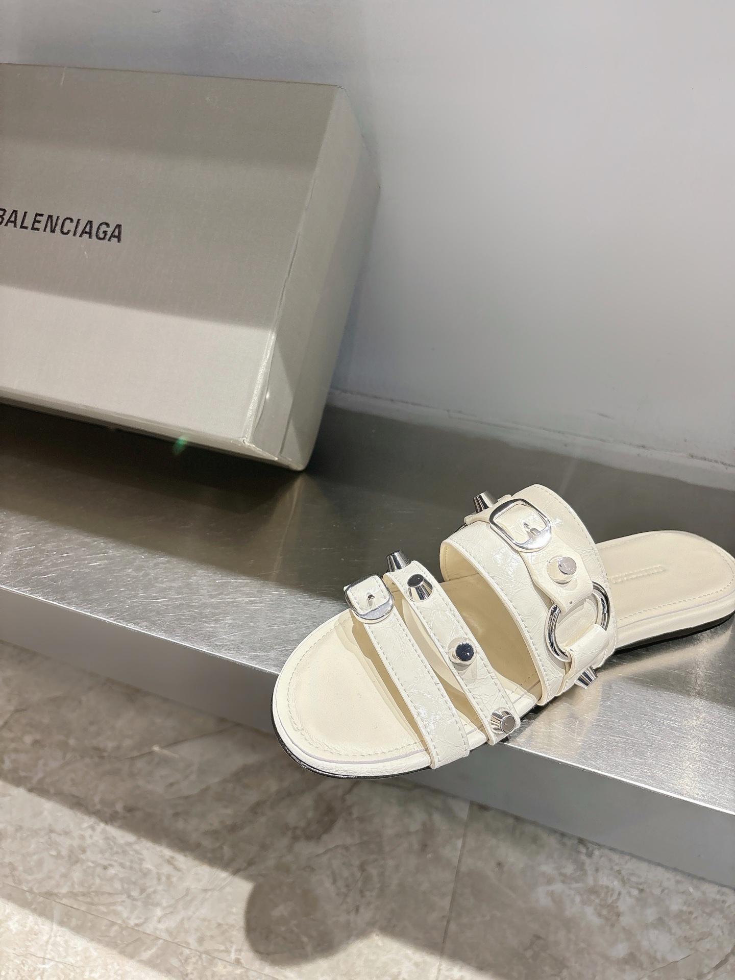 Balentia 2025 Spring Summer Metal Nailed Cagole Sandals Review: Original Skin, Metal Locks - 图片 7