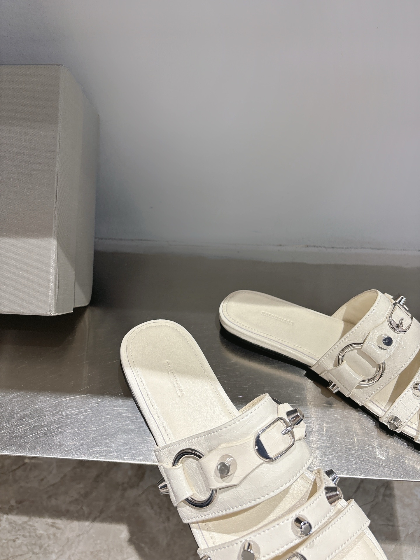 Balentia 2025 Spring Summer Metal Nailed Cagole Sandals Review: Original Skin, Metal Locks - 图片 8