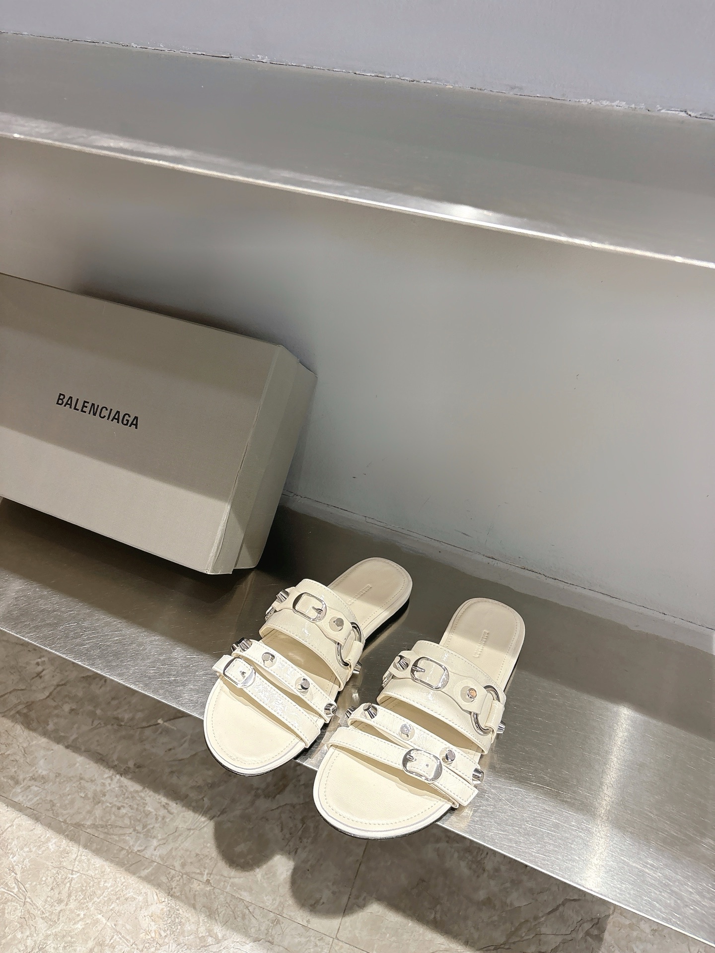 Balentia 2025 Spring Summer Metal Nailed Cagole Sandals Review: Original Skin, Metal Locks - 图片 5