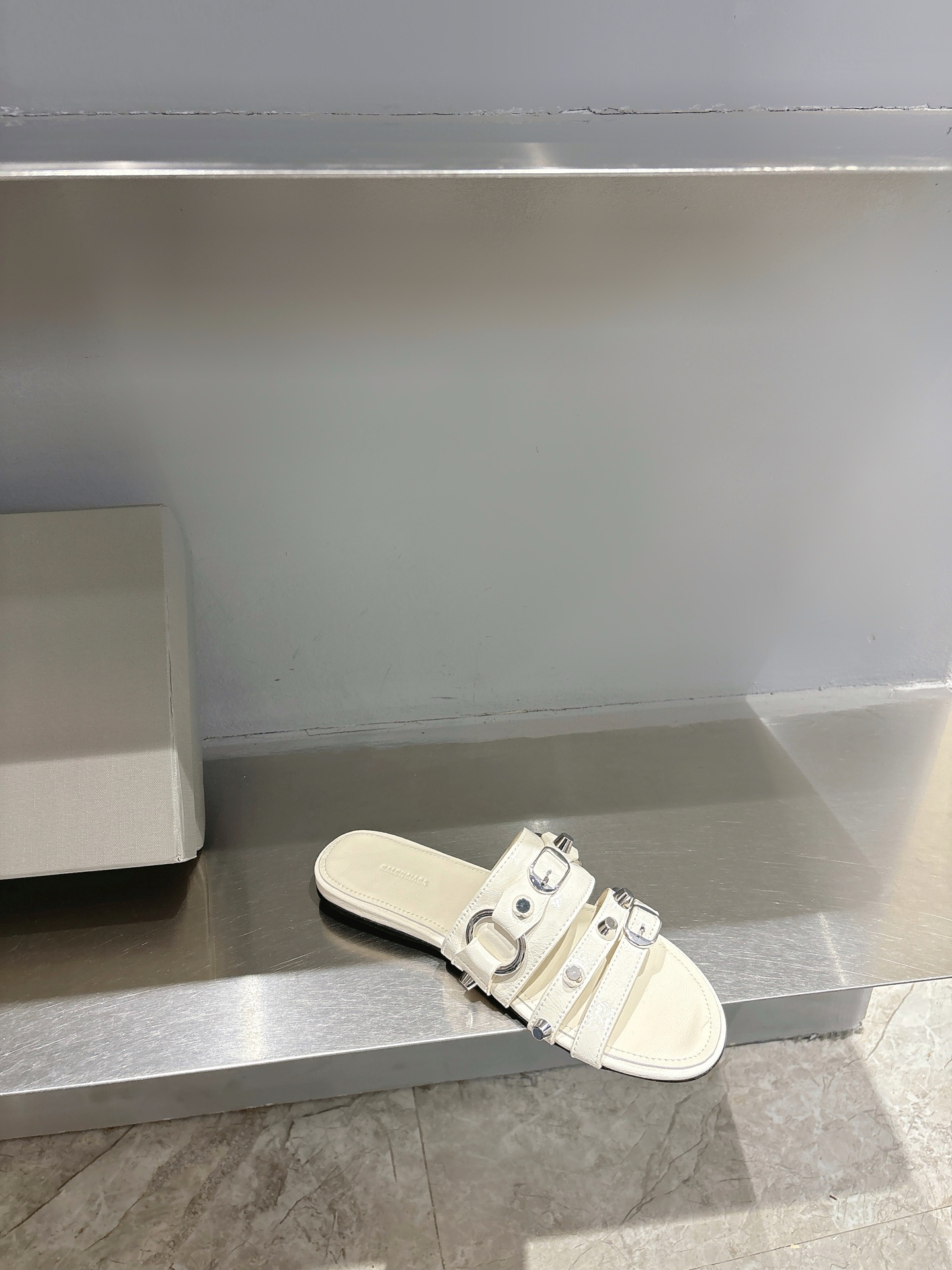 Balentia 2025 Spring Summer Metal Nailed Cagole Sandals Review: Original Skin, Metal Locks - 图片 6