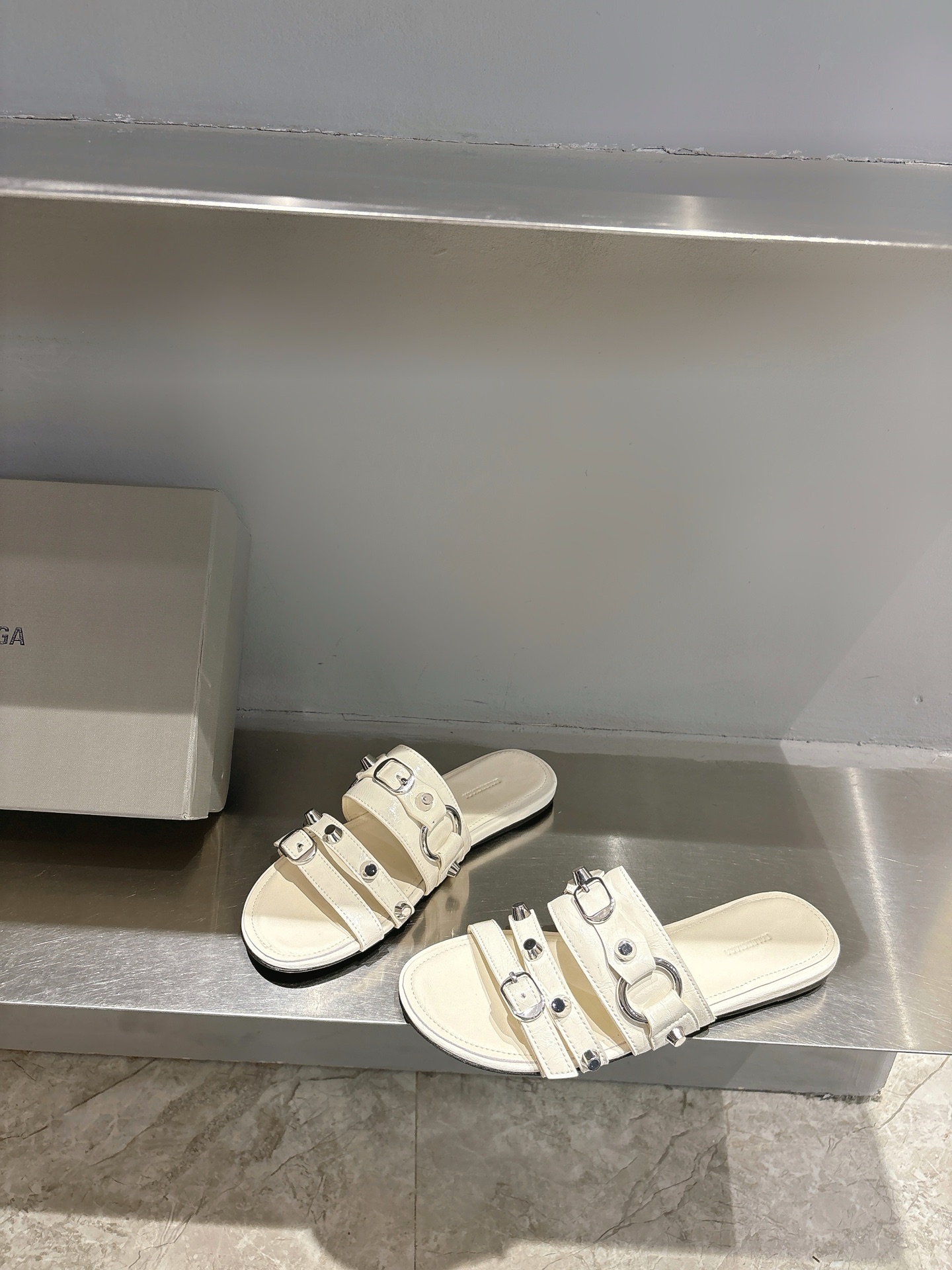 Balentia 2025 Spring Summer Metal Nailed Cagole Sandals Review: Original Skin, Metal Locks - 图片 4
