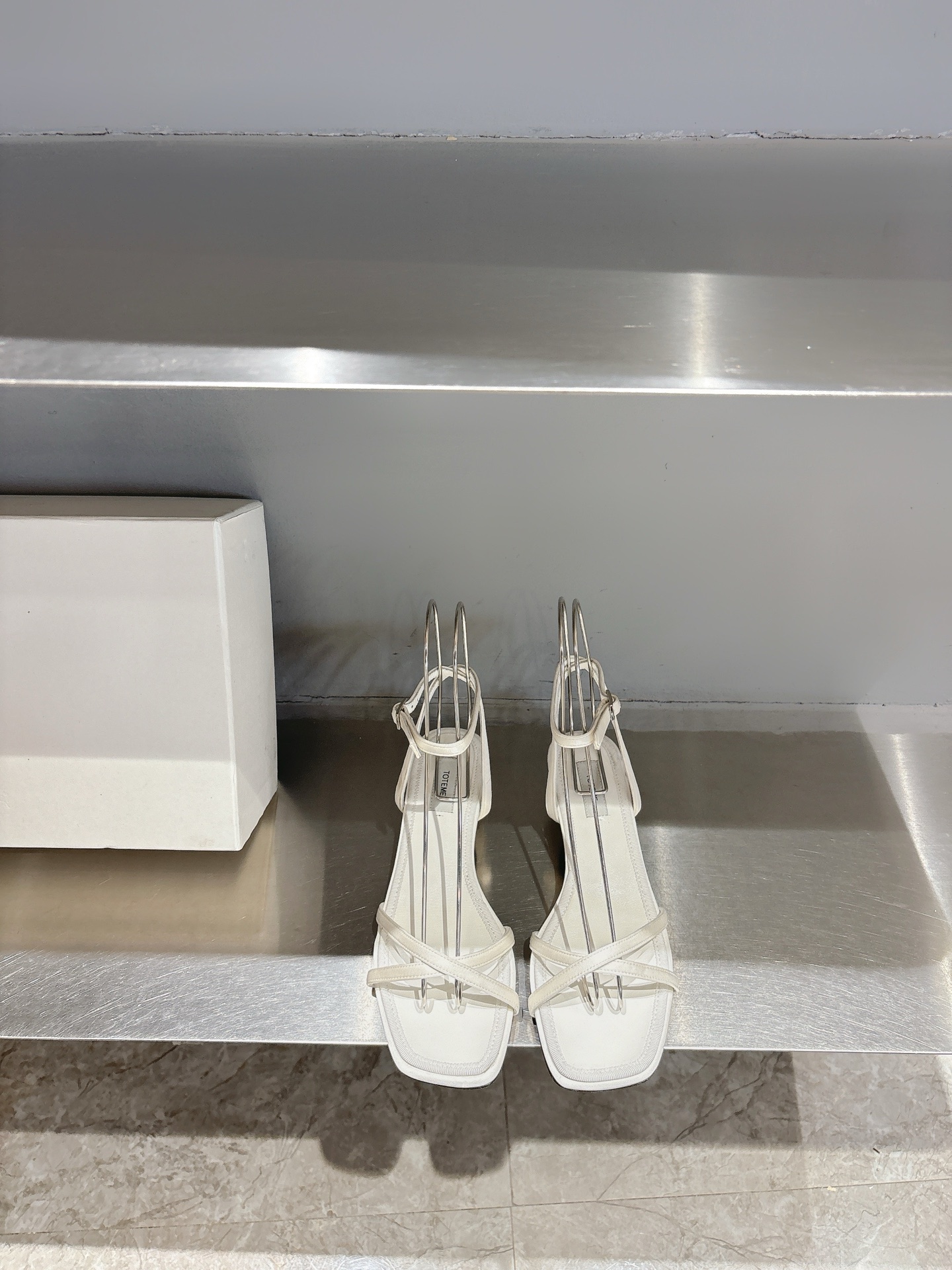 NO:409456,Toteme 25 spring and summer new product simple thin-band sandals, simple and cold style, fashionable and versatile!  Wear it on your feet, it feels so textured, and the whole look will look very high-end!  A must-have item for fashionable ladies!  The upper is made of imported cowhide, the inner foot pad is made of imported sheepskin, the original color genuine leather sole imported from Italy Size: 35-40 (40 custom made without return or exchange), sandals, sandals, cowhide, sheepskin, Leather soles19860909Toteme 25春夏新品简约细带凉鞋 简约的冷淡风 时尚又百搭！穿在脚上 质感十足 整个造型都会显得很高级！时髦小姐姐必备单品！ 鞋面采用进口头层牛皮 内里垫脚采用进口羊皮 意大利进口原色真皮大底 码数:35-40（40定做不退换）,凉鞋,sandals,cowhide,sheepskin,Leather soles,Women's Shoes