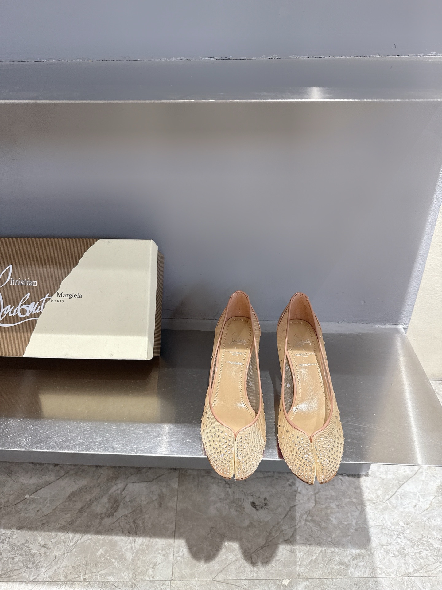 NO:402499,High heels!  CL x MM6 Maison margiel* 25 new split-toe red-soled shoes, patent leather/mesh rhinestone style Maison Margiela and Christian Louboutin launch the first joint split-toe red-soled shoes. Every item of Maison Margiela's joint-toe CL is full of bold design and unique artistic sense. From a deconstructive jacket to a futuristic accessories, every detail highlights Majra's avant-garde aesthetics and CL's personality attitude. Whether it is street style or high-end style, this series can satisfy all your imagination of fashion!  Material upper is mesh, inner foot padded sheepskin, original open molded sole, heel height 6.5cm, size 35-41 (40.41 custom-made, non-return and exchange), split-toed shoes, christian louboutin,masion margiela,masion margiela,high heels,jackets & coats,sheepskin19860909高跟款！CL x MM6 Maison margiel* 25新款分趾红底鞋高跟鞋 漆皮/网面水钻款 Maison Margiela 与 Christian Louboutin 推出首个联名分趾红底鞋 马吉拉联名CL 的每一件单品都充满了大胆的设计与独特的艺术感,从解构主义的外套到未来感十足的配饰,每一处细节都彰显着马吉拉的前卫美学与CL的个性态度.无论是街头风还是高定范儿,这个系列都能满足你对时尚的所有想象！ 材质鞋面采用网面 内里垫脚羊皮 大底原版开模大底 跟高6.5cm 码数35-41码（40.41定制不退换）,分趾鞋,christian louboutin,masion margiela,masion margiela,high heels,jackets & coats,sheepskin,Women's Shoes