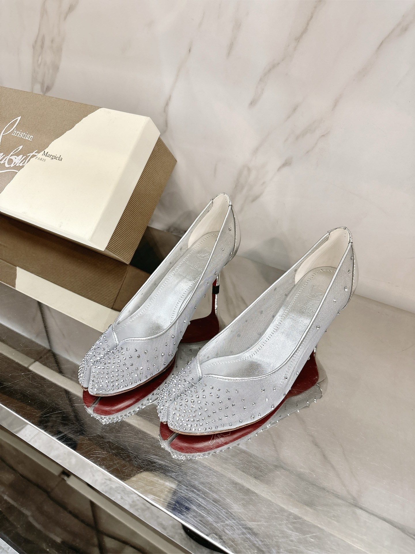 NO:408169,MaisonMargiel* x ChristianLouboutin 2025 early spring limited co-branded model beautiful Tabi red sole Tabi extreme temptation A touch of red and deconstructive Margiela collision, love the whole version patent leather/mesh shingle diamond fabric, sheepskin footbed, imported Italian leather sole, size 35-39# (40# customized non-return and exchange), split-toe shoes and high heels, masion margiela, high heels, sheepskin, Leather soles19860909MaisonMargiel* x ChristianLouboutin 2025早春限量联名款绝美Tabi马吉拉红底Tabi极致诱惑一抹红与解构主义Margiela碰撞一整个爱住了对版漆皮/网纱施华钻面料,羊皮垫脚,意大利进口真皮大底,码数35-39#（40#订做不退换）,分趾鞋高跟鞋,masion margiela,high heels,sheepskin,Leather soles,Women's Shoes