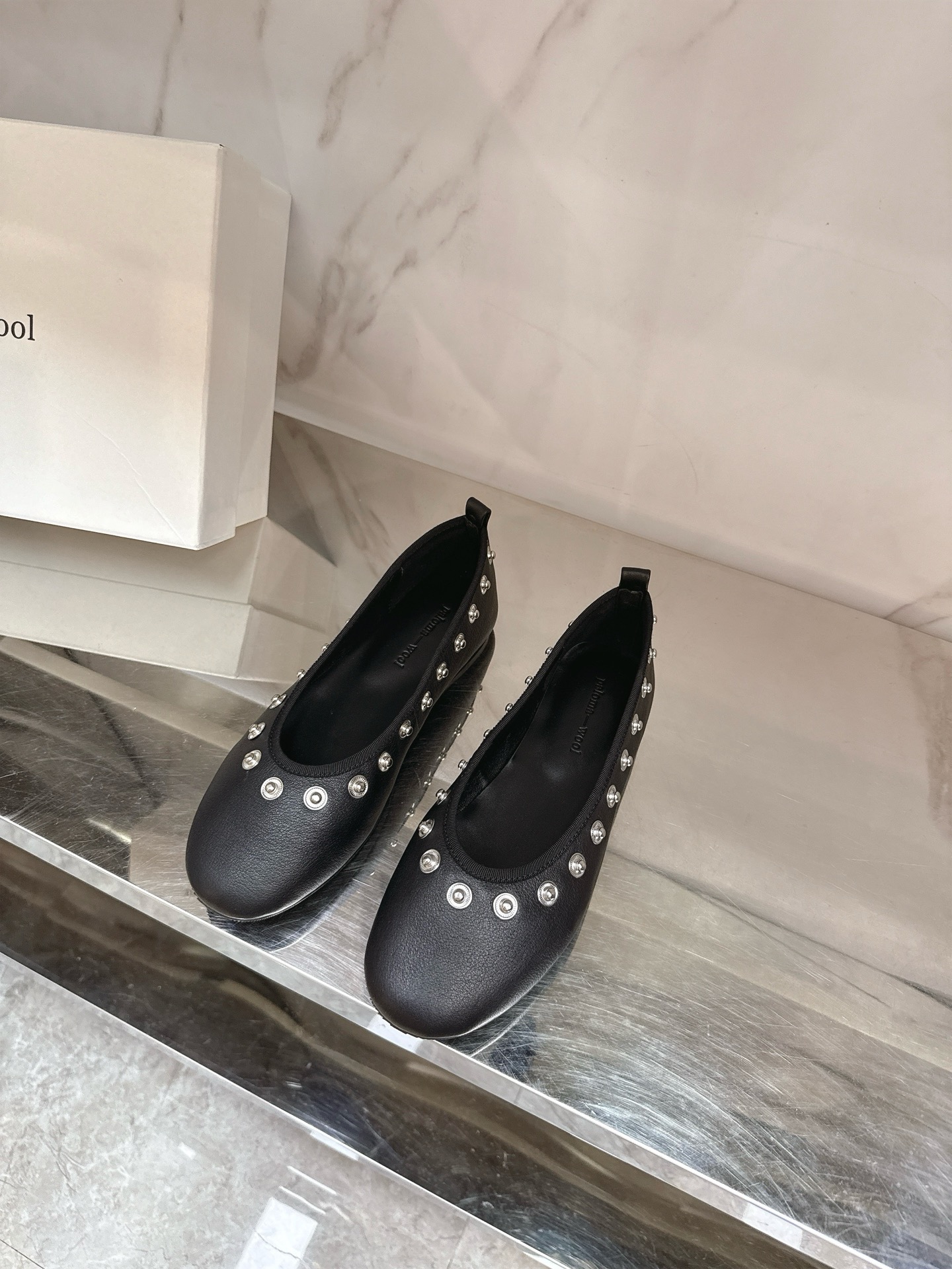 NO:408157,Paloma-wool 2025 spring and summer new ballet shoes are super beautiful, and the ballet shoes are born for flowers. This shoe design is also very careful. The shoes can be inlaid around the shoes. Three different types of shoes can be easily created with different styles. Cowhide fabric, sheepskin lining, Italian imported leather soles, size 35-39# (40# customized, no return or exchange), ballet shoes, cowhide, sheepskin, Leather soles19860909paloma-wool2025春夏新款芭蕾鞋超级漂亮,为花而生的芭蕾鞋这款鞋设计也很有小心思鞋子四周可随意镶嵌三种不同类型的鞋花轻松打造不同造型对版牛皮面料,羊皮内里,意大利进口真皮大底,码数35-39#（40#订做不退换）,芭蕾舞鞋,cowhide,sheepskin,Leather soles,Women's Shoes