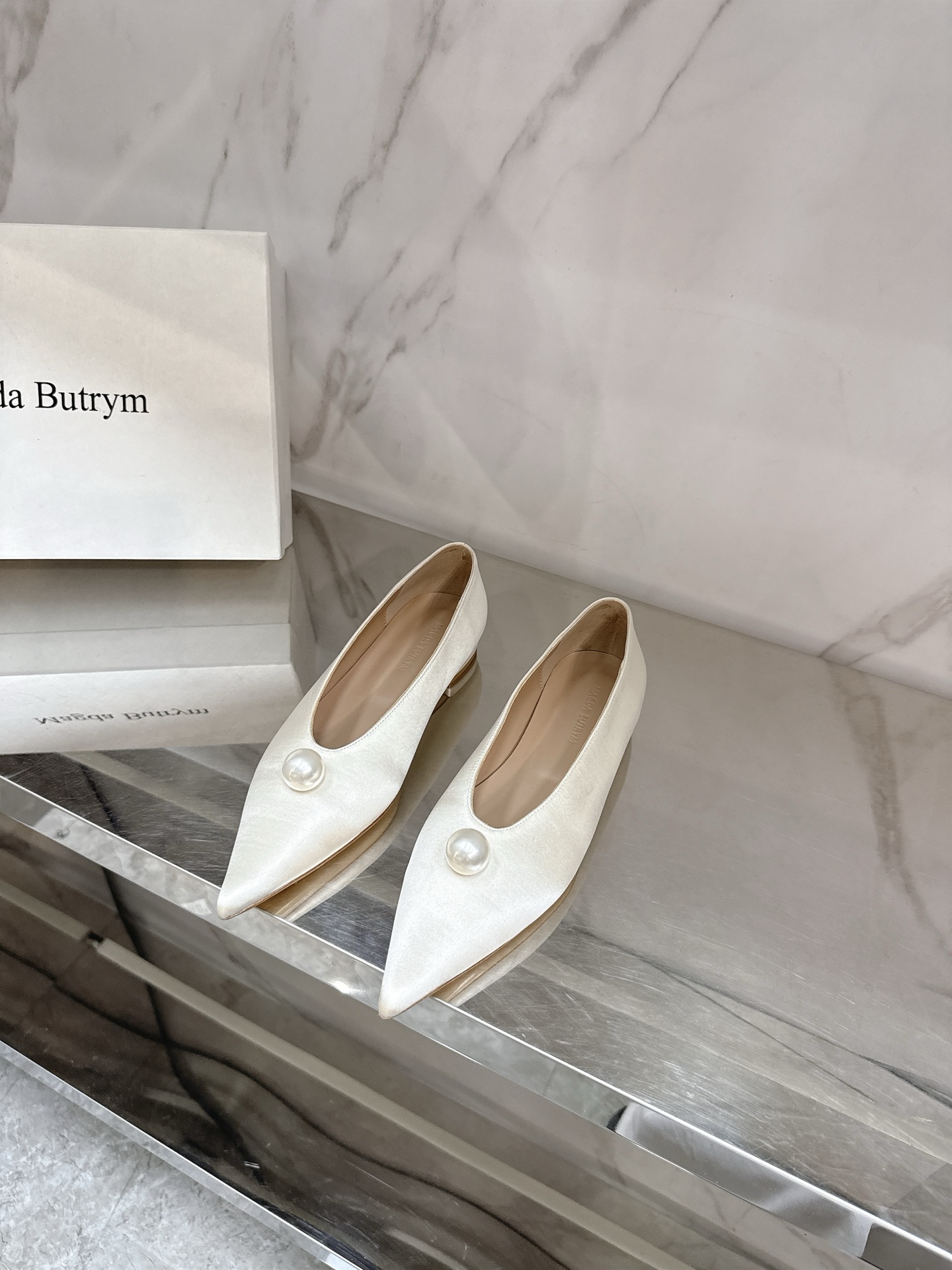 NO:408165,magdabutrym 2025 spring and summer new pearl shoes A pair of sexy pearl shoes can make you more elegant, pointed toe design, fashionable feeling instantly enhance your temperament. The silk fabric, sheepskin lining, Italian imported leather sole, size 35-39# (40# customized without return or exchange), single shoes, sheepskin, real silk, Leather soles19860909magdabutrym2025春夏新款珍珠鞋一双性感的珍珠鞋可以让你变得更加优雅,尖头设计,时尚感爆棚瞬间提升你的气质对版真丝布面料,羊皮内里,意大利进口真皮大底,码数35-39#（40#订做不退换）,单鞋,sheepskin,real silk,Leather soles,Women's Shoes