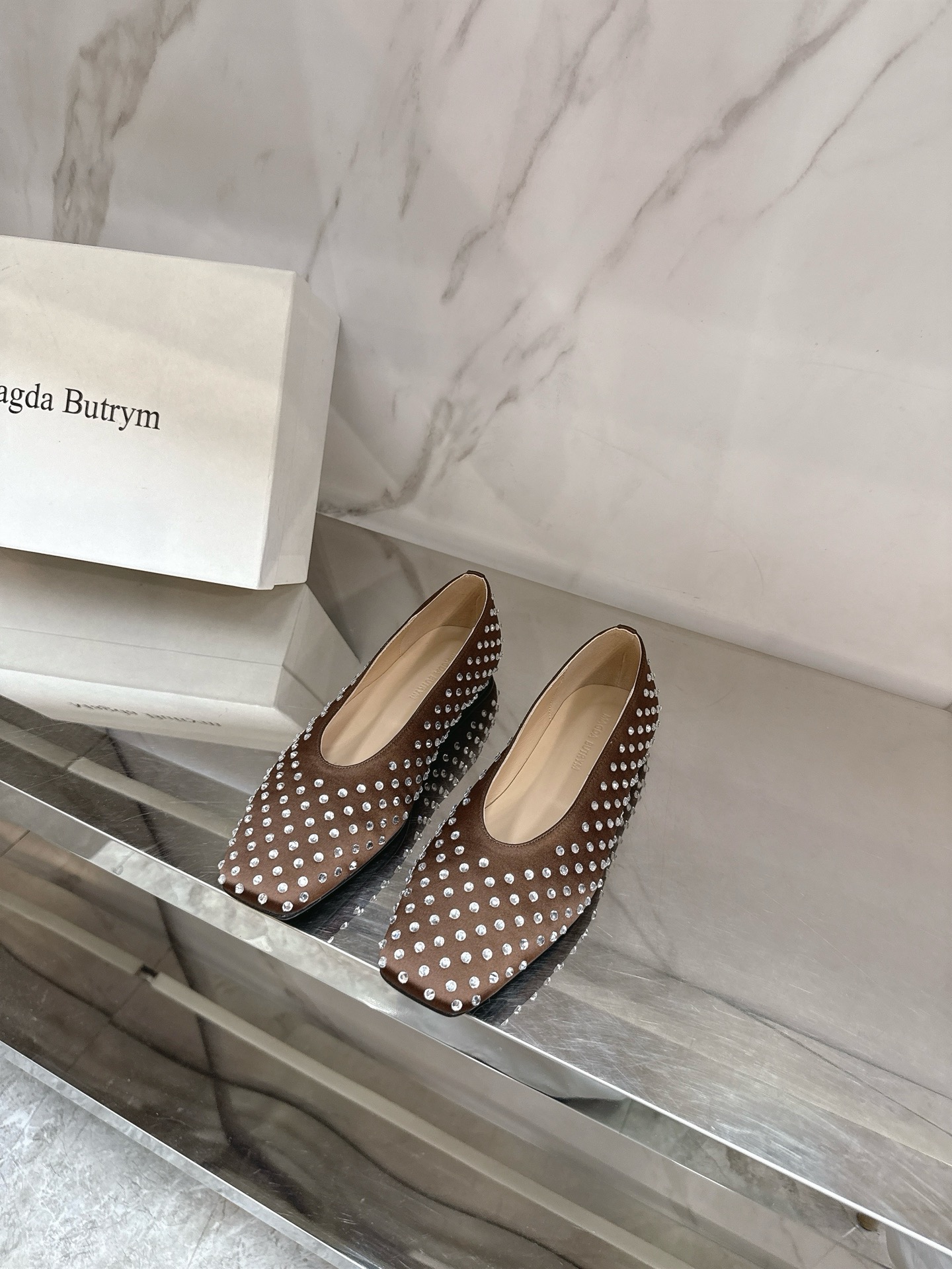 NO:408167,magdabutrym 2025 spring and summer new ballet shoes crystal diamond embellishment. No matter what clothes you wear, it will bring some surprises to the overall outfit. The silk bushihua diamond fabric, sheepskin lining, Italian imported leather soles, size 35-39# (40# customized without return or exchange), single shoes, sheepskin, real silk, Leather soles19860909magdabutrym2025春夏新款芭蕾鞋水晶钻饰点缀,无论穿什么衣服,穿上它都会给整体穿搭带来一些惊喜对版真丝布施华钻面料,羊皮内里,意大利进口真皮大底,码数35-39#（40#订做不退换）,单鞋,sheepskin,real silk,Leather soles,Women's Shoes