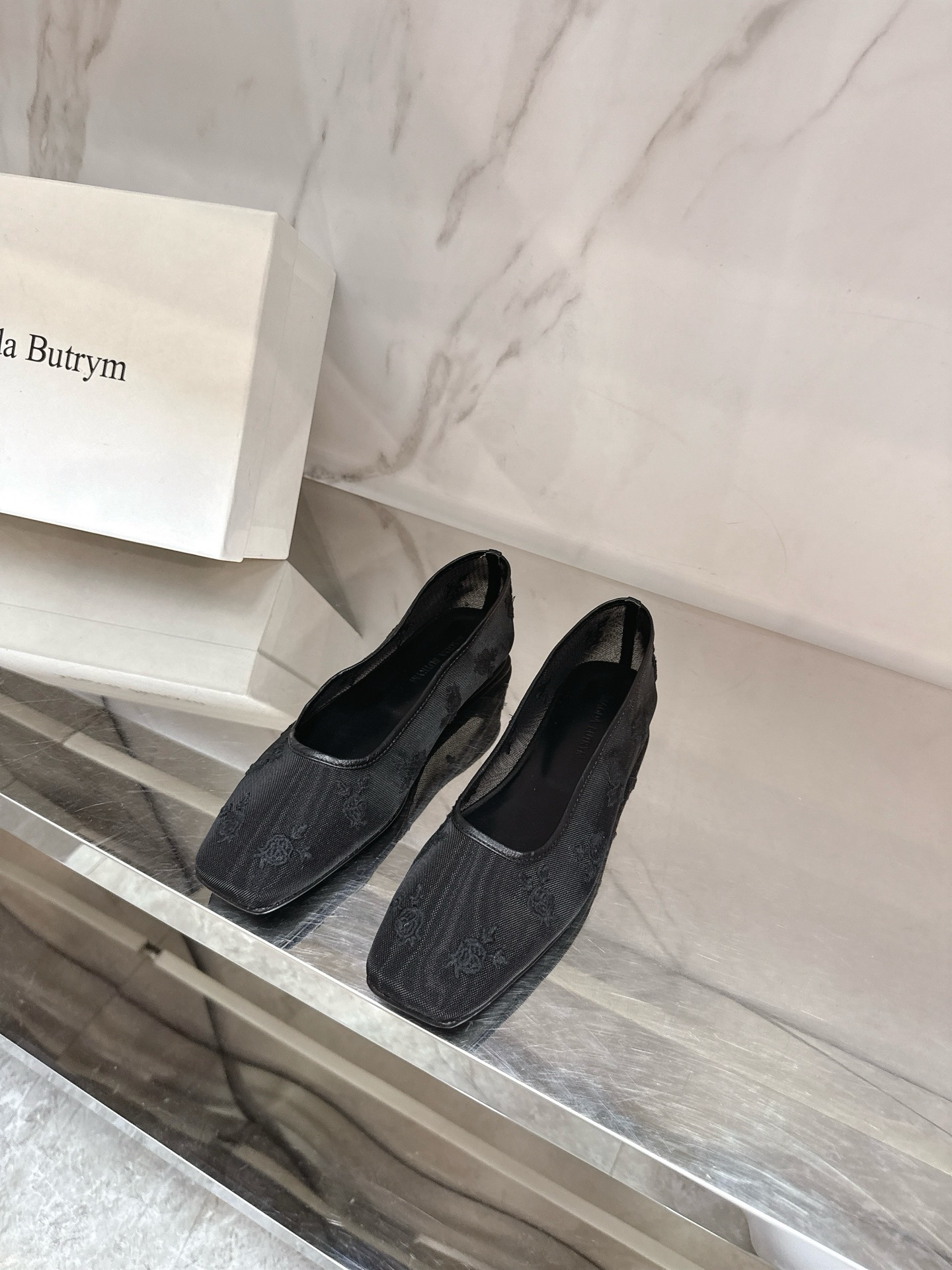 NO:408168,magdabutrym 2025 spring and summer new mesh shoes are very exquisite rose embroidery. When you put them in that way, you can simply compare the artwork of embroidery mesh fabric, sheepskin footbed, imported genuine leather soles from Italy, size 35-39# (40# customized without return or exchange), single shoes, sheepskin, Leather soles19860909magdabutrym2025春夏新款网纱鞋非常精美的玫瑰刺绣,往那一摆简直就是艺术品对比刺绣网纱面料,羊皮垫脚,意大利进口真皮大底,码数35-39#（40#订做不退换）,单鞋,sheepskin,Leather soles,Women's Shoes