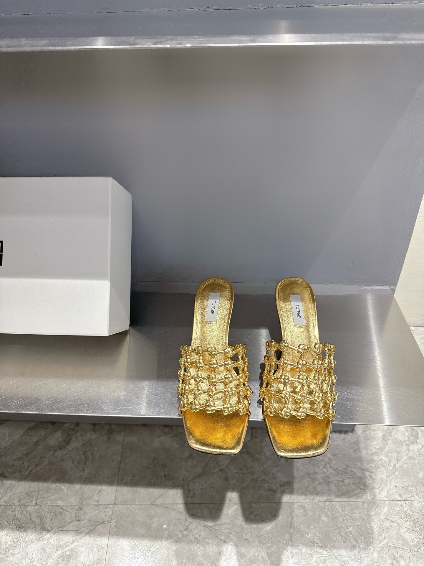 NO:409463,TOTEME New product is the perfect encounter between fashion and comfort. The unique woven texture of the upper interwoven into exquisite style. It demonstrates the ingenious craftsmanship. Simple square toe and flat design. Easy to express high-end in low-key. Easy to grasp the fashionable atmosphere. The upper is hand-woven. Imported sheepskin inside. Imported leather soles. 35-39 (40.41) slippers, slippers, sheepskin, Leather soles.19860909TOTEME 新品 是时尚与舒适的完美邂逅 鞋面独特的编织纹理 交织出精致格调 彰显匠心工艺 简约的方头与平底设计 随性自在 低调中流露着高级感 轻松拿捏时髦氛围 鞋面手工编织 内里进口羊皮 进口真皮大底 35-39（40.41定）,拖鞋,slippers,sheepskin,Leather soles,Women's Shoes