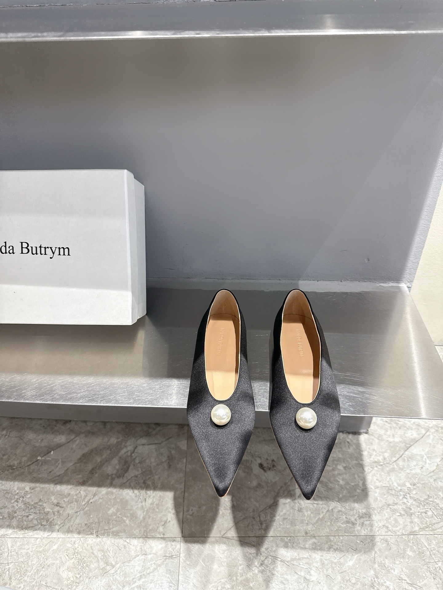 NO:409472,Magda Butr 25ss new pearl pointed shoes I believe all girls can't stand the temptation of pearls. This one has an intellectual and elegant temperament. It is a very small woman on the feet. It is a beautiful visual enjoyment from any angle. No matter what angle you look at it, it is a combination of nobility, exquisiteness, temperament and gorgeousness. The upper is made of original custom material. The inner foot pad is water-dyed sheepskin. Italian imported cowhide. Size 35-39 (customized by 40/41), single shoes, cowhide, sheepskin19860909Magda Butr 25ss新品珍珠尖头单鞋 我相信所有女孩们都受不了珍珠诱惑吧 这款自带知性优雅气质 上脚非常小女人 无论从哪个角度看都是一种美的视觉享受 高贵、精致、气质、华美集于一身 鞋面采用原版定制材质 内里垫脚是水染羊皮 意大利进口牛皮大底 码数35-39（40/41定制）,单鞋,cowhide,sheepskin,Women's Shoes