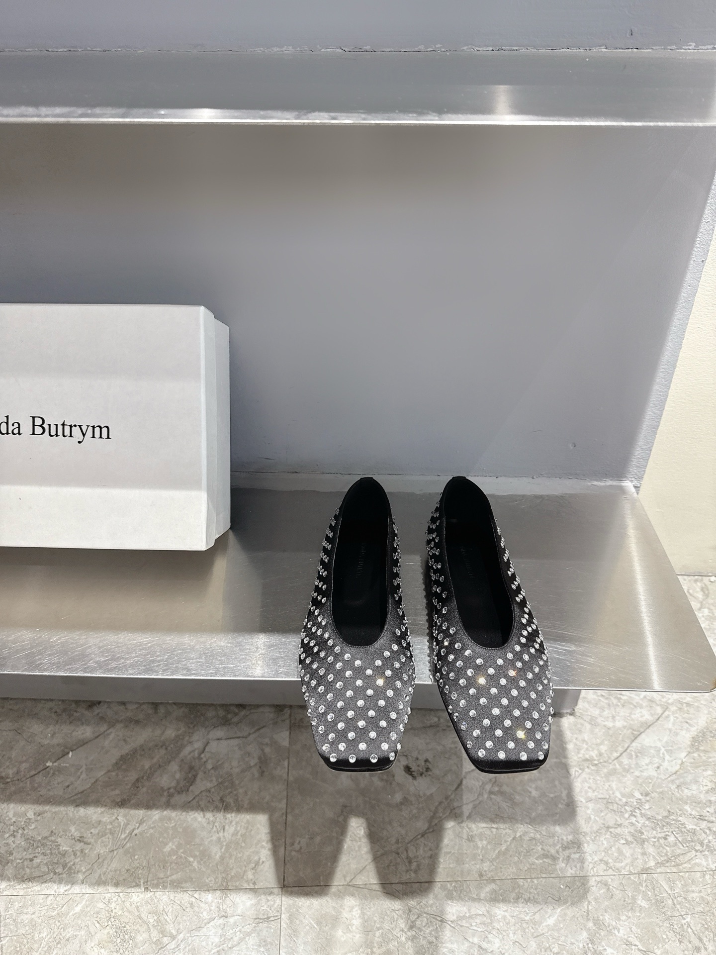 NO:409448,Magda Butr 25ss new product, rhinestone square-toed flat-sole single shoes, it was planted at first glance, full of French retro style, fashionable on the feet, and versatile, can be worn in daily commuting, casual gatherings. The fabric is made of original custom material, the inner foot pads are all sheepskin, imported Italian leather outsole, size 35-39 (customized by 40/41), single shoes, sheepskin, Leather soles19860909Magda Butr 25ss新品 水钻方头平底单鞋 第一眼看上就被种草了 满满的法式复古风 上脚也很时髦 而且百搭 日常通勤 休闲聚会场合都能穿. 面料采用原版定制材质 内里垫脚均为羊皮  意大利进口真皮大底 码数35-39（40/41定制）,单鞋,sheepskin,Leather soles,Women's Shoes