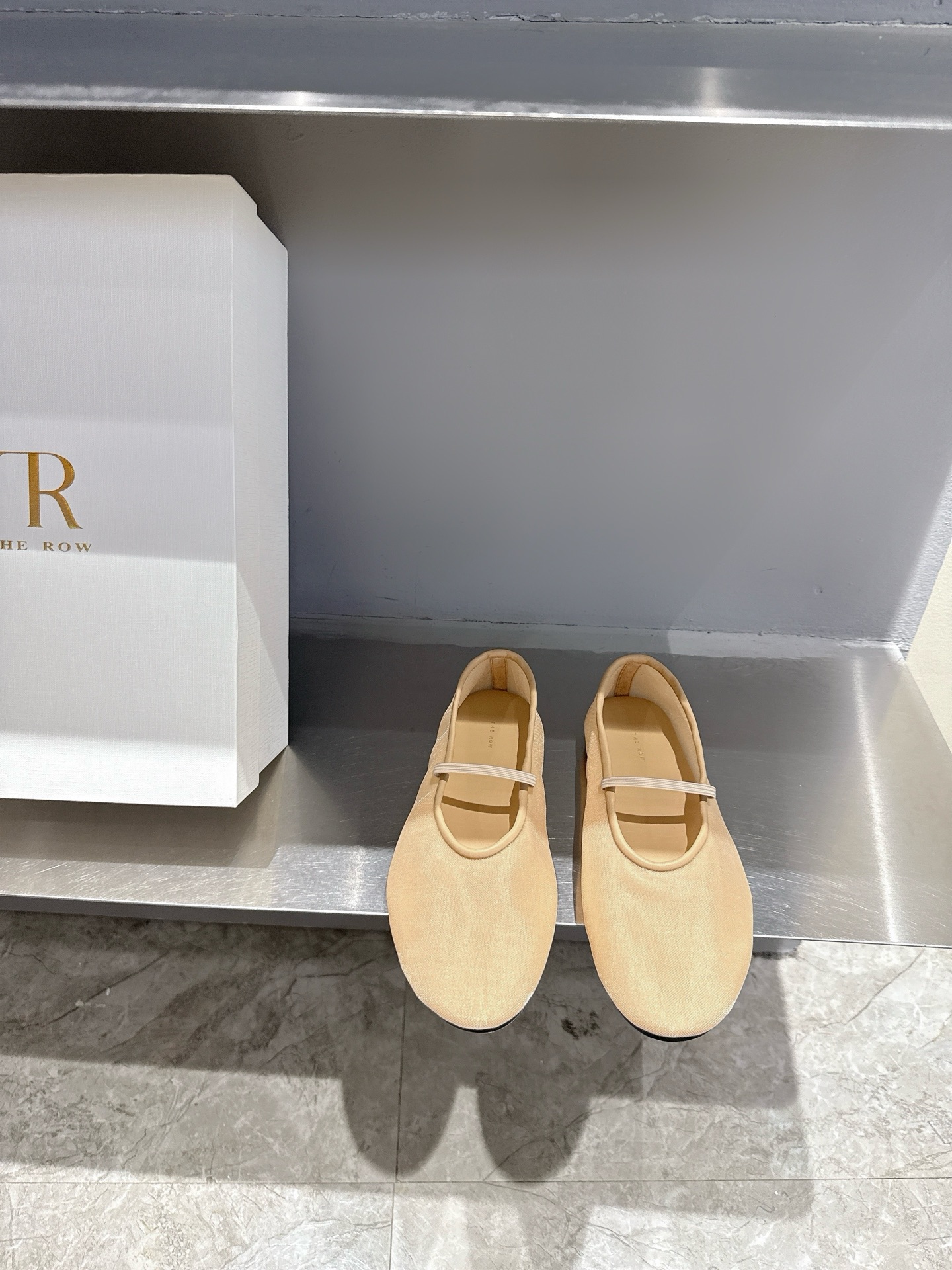 NO:409453,The Row 25ss mesh simple shoes, with a fairy-like hazy beauty, high-end and decent, can also be beautiful when wearing slippers in summer. The glittering and adorable embellishments add a gorgeous and romantic feeling, which is easily attracted at a glance. The match is also quite extensive. Daily or party activities can show elegant charm and temperament. Upper material imported mesh sheepskin edges, imported beef wrinkle paint inside. Size 35-39 (40 customized), single shoes, slippers, sheepskin19860909The Row 25ss网纱简约单鞋 自带仙气朦胧美,高级又不失体面,夏天穿个拖鞋也能美美的出街 闪闪惹人爱的点缀更增添了份华丽浪漫感很容易一眼就被吸引 搭配场合也挺广泛的日常或者派对活动都能展现优雅的魅力气质 鞋面材质进口网纱羊皮包边 内里进口牛皱漆 码数35-39(40订做),单鞋,slippers,sheepskin,Women's Shoes