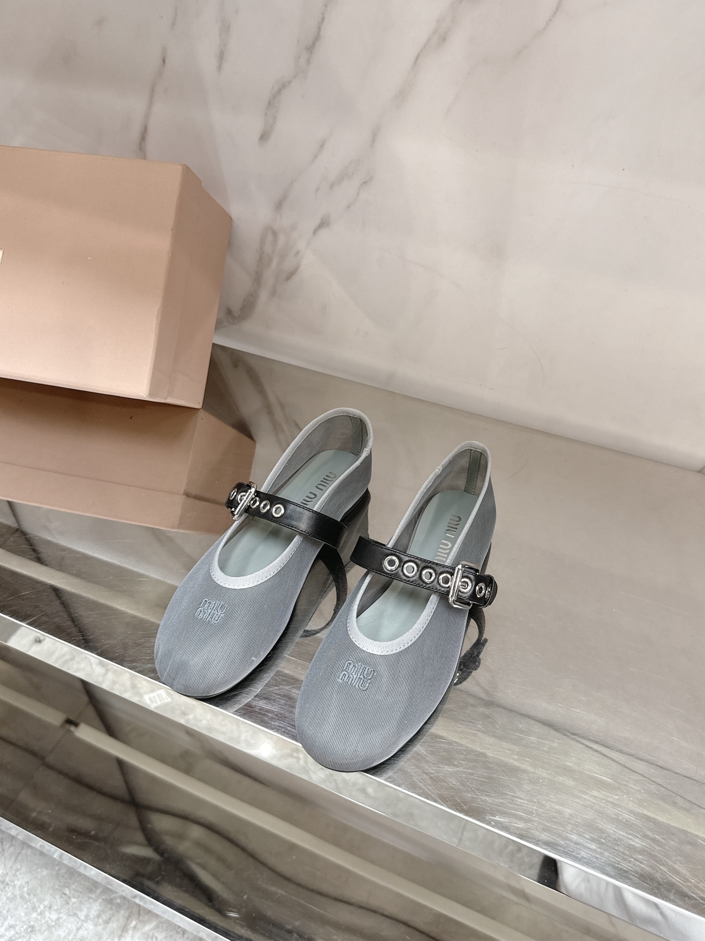 NO:408161,Miumi*2025 spring and summer new Mary Jane ballet shoes, full of high-end feel, this season's ballet shoes are really sweet again hitting the soft shoes of the girl's heart, super texture, and it makes people can't help dancing on the same version of mesh fabric, sheepskin footbed, private mold rubber non-slip wear-resistant sole, size 35-39# (40# custom made without return or exchange), ballet shoes, miumiu, mary jane, sheepskin19860909miumi*2025春夏新款玛丽珍芭蕾舞鞋,满满的高级感这一季的芭蕾舞鞋,真的好甜再次击中少女心柔软的鞋子,质感超强,穿上让人忍不住翩翩起舞对版网纱面料,羊皮垫脚,私模橡胶防滑耐磨大底,尺码35-39#（40#订做不退换）,芭蕾舞鞋,miumiu,mary jane,sheepskin,Women's Shoes