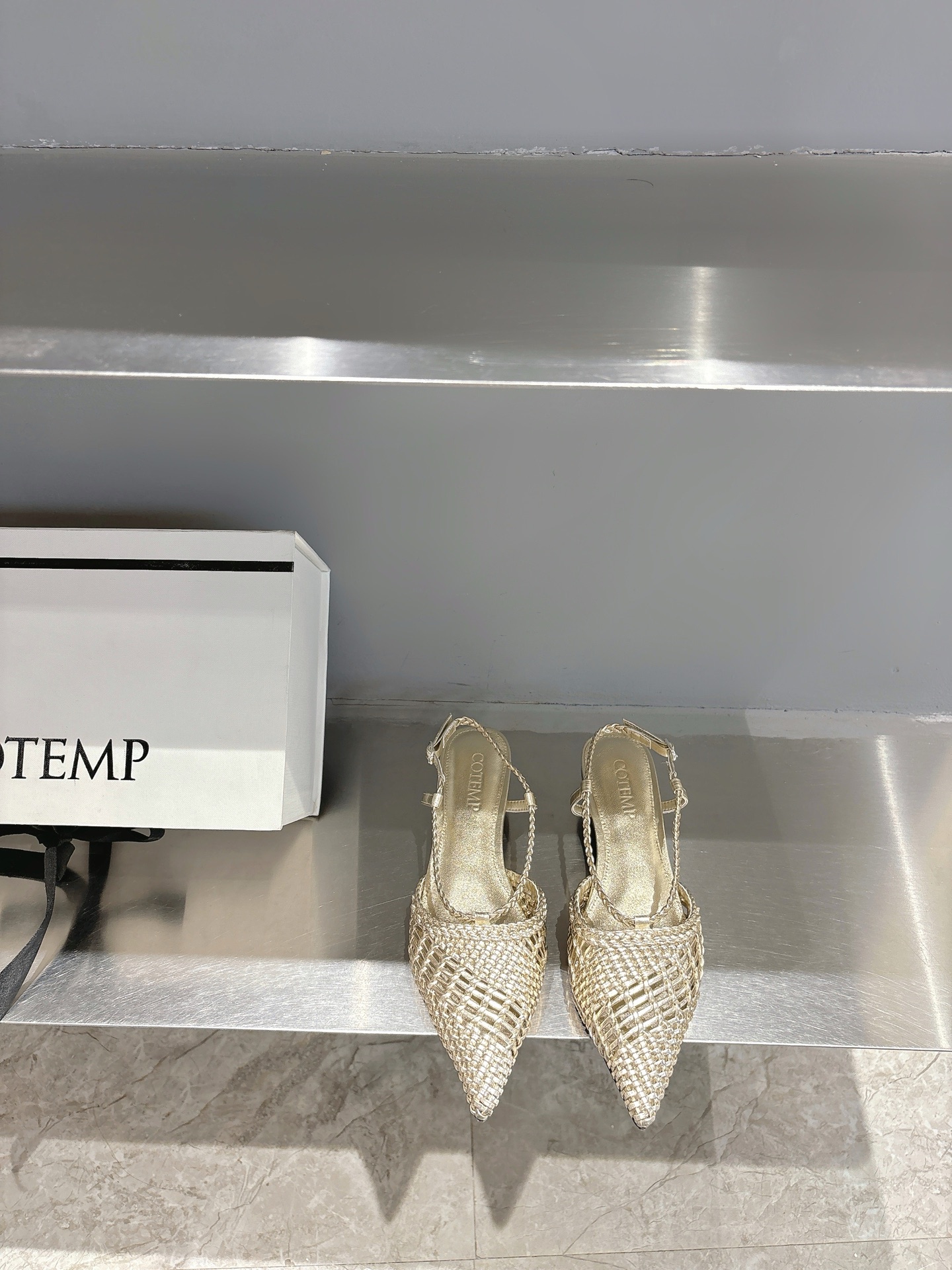 NO:409466,Cotemp new product shaping unique uppers with exquisite weaving technology. The pointed toe design adds a sharp and modern feel. The braided straps surround the ankles and outline thin lines. Combine retro charm with modern fashion and show unique style. It is an excellent choice to enhance the style. The upper is hand-woven. The inner imported lambskin. The sole imported leather outsole. Size 35-39 (40.41 fixed), sandals, sandals, sheepskin, Leather soles19860909Cotemp新品 以精巧编织工艺塑造独特鞋面 尖头设计增添锐利摩登感 编织绑带环绕脚踝 勾勒纤细线条 将复古韵味与现代时尚精妙融合 尽显别致风情 是提升造型格调的绝佳之选 鞋面手工编织 内里进口小羊皮 大底进口真皮大底 码数35-39（40.41定）,凉鞋,sandals,sheepskin,Leather soles,Women's Shoes