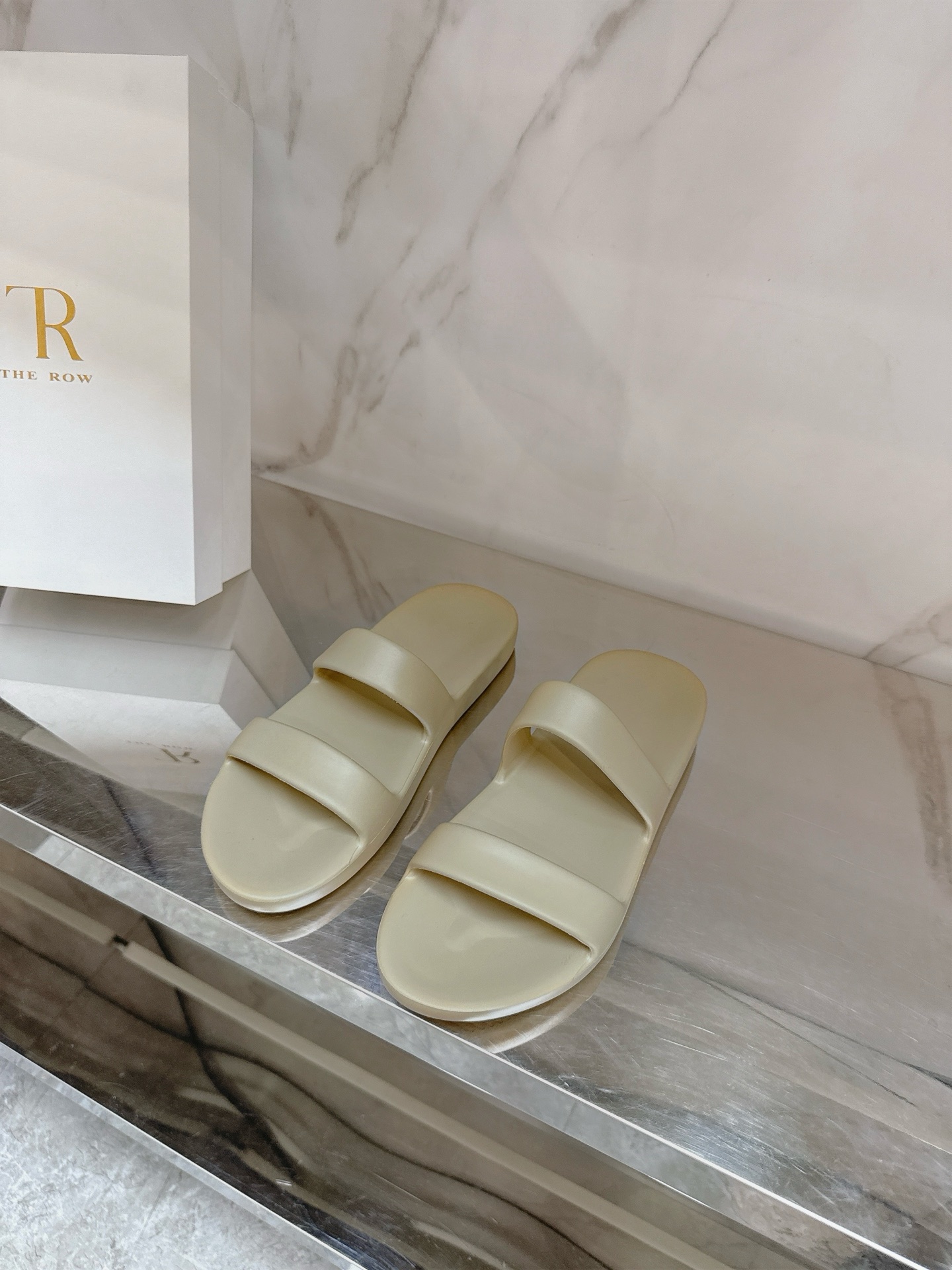 NO:406351,The row 2025 spring and summer new beach slippers in hot summer, whether it is going on vacation or shopping, slippers are simply a must-have item for lazy people, versatile, no mistakes, walking is easier and more pleasant, enjoy the cool summer size 35-39# (40# customized, no return or exchange), slippers, slippers19860909The row 2025春夏新款沙滩拖鞋炎炎夏日不管是去度假还是逛街,拖鞋简直就是懒人必备单品百搭不出错,行走更轻松愉悦,享受清凉一夏码数35-39#（40#订做不退换）,拖鞋,slippers,Women's Shoes