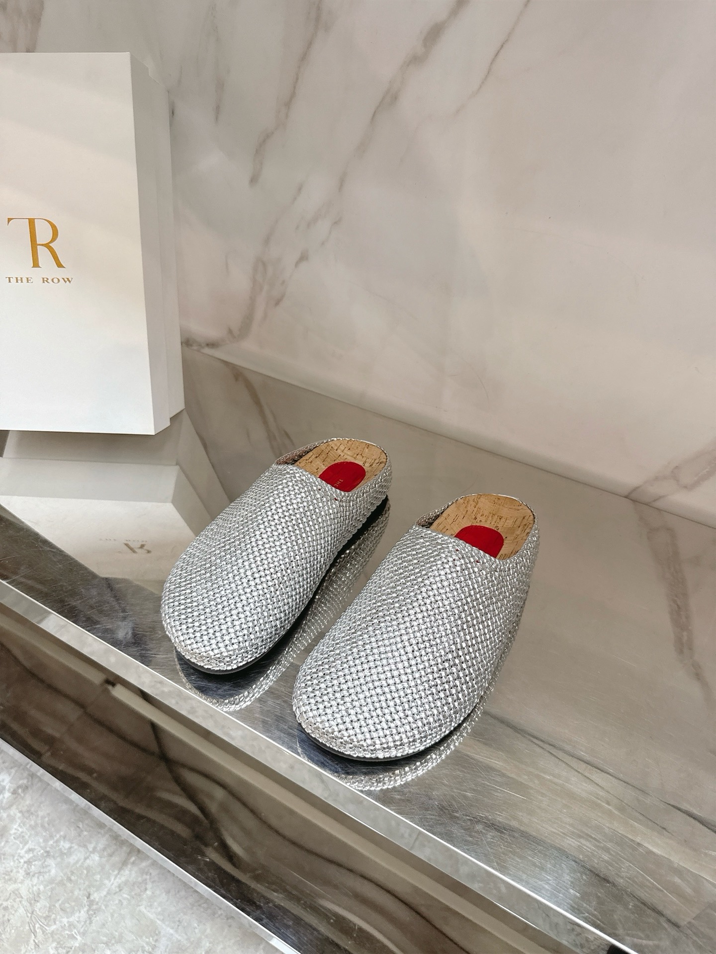 NO:406329,The row 2025 new Boken woven slippers You can always believe the row, minimalist and retro are synonyms for them, as simple as ever, with a sense of design, simple and smooth lines, and full of details. Pure handmade cowhide woven fabric, sheepskin inner lining, private mold anti-slip rubber sole, size 35-39# (40# customized without return or exchange), semi-drag, slippers, cowhide, sheepskin19860909The row 2025新款博肯编织拖鞋你可以永远相信the row ,极简、复古是他们的代名词,一如既往的简单,有设计感,线条简洁流畅,细节满满对版纯手工牛皮编织面料,羊皮内里,私模防滑橡胶大底,尺码35-39#（40#订做不退换）,半拖,slippers,cowhide,sheepskin,Women's Shoes