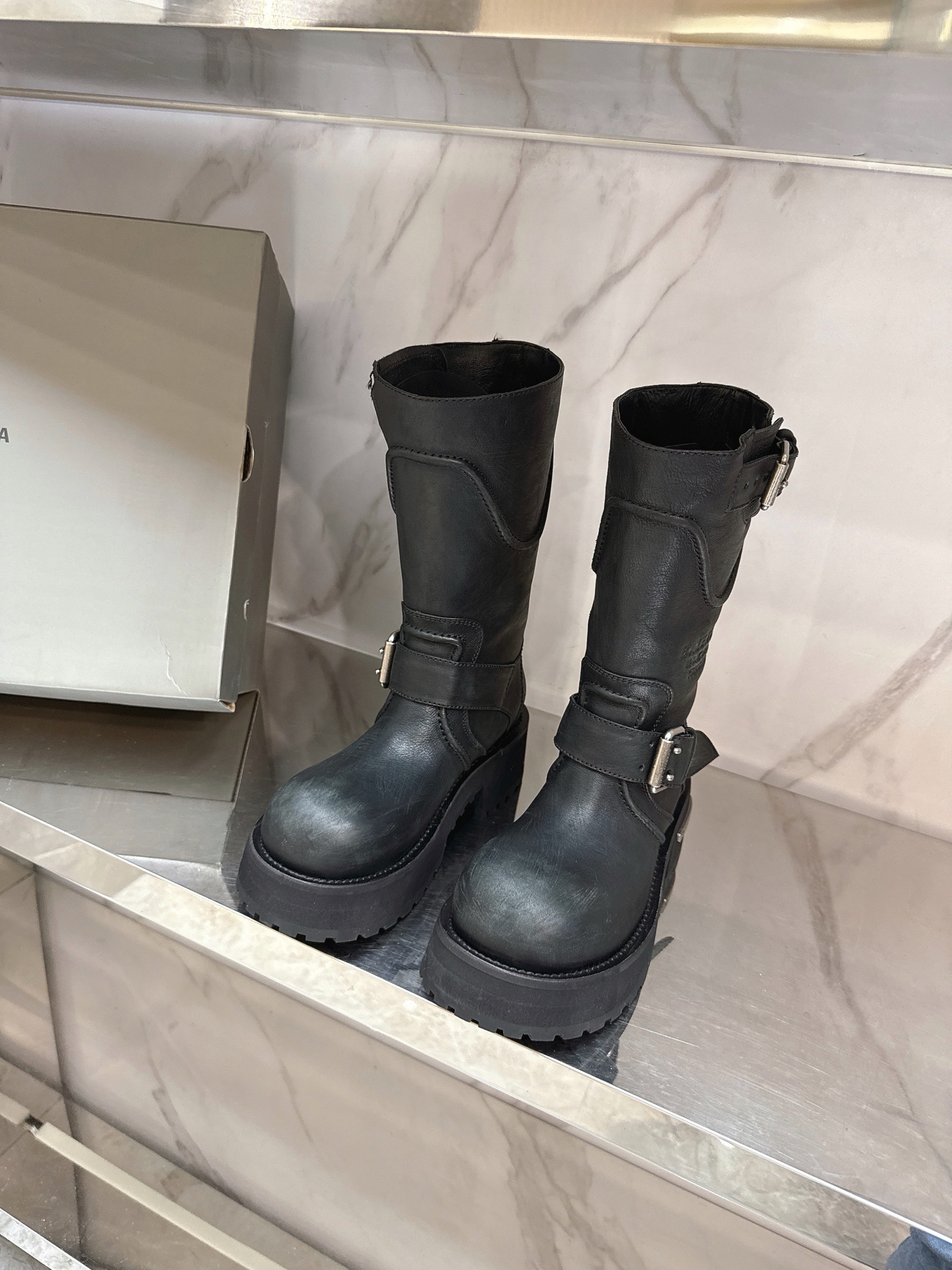 NO:406356,Balenciag*25 new cool sausage venom boots cool sausage, super unique, unique folding design, personality and avant-garde, metal buckle embellishment, cool feeling, beautiful and cool, whether it is daily street or fashion party, it is an eye-catching tool. Selected cowhide fabric, sheepskin inner lining, private mold wear-resistant and non-slip rubber sole, size 35-39# (40.41# customized, non-return and exchange), boots, balenciaga, boots, cowhide, sheepskin19860909Balenciag*25新款酷飒毒液靴酷飒出街,超有个性,独特翻折设计,个性又前卫,金属扣点缀,酷感十足又美又飒,无论是日常出街还是时尚派对它都是吸睛利器 对版甄选牛皮面料,羊皮内里,私模耐磨防滑橡胶大底,码数35-39#（40 .41#订做不退换）,靴子,balenciaga,boots,cowhide,sheepskin,Women's Shoes