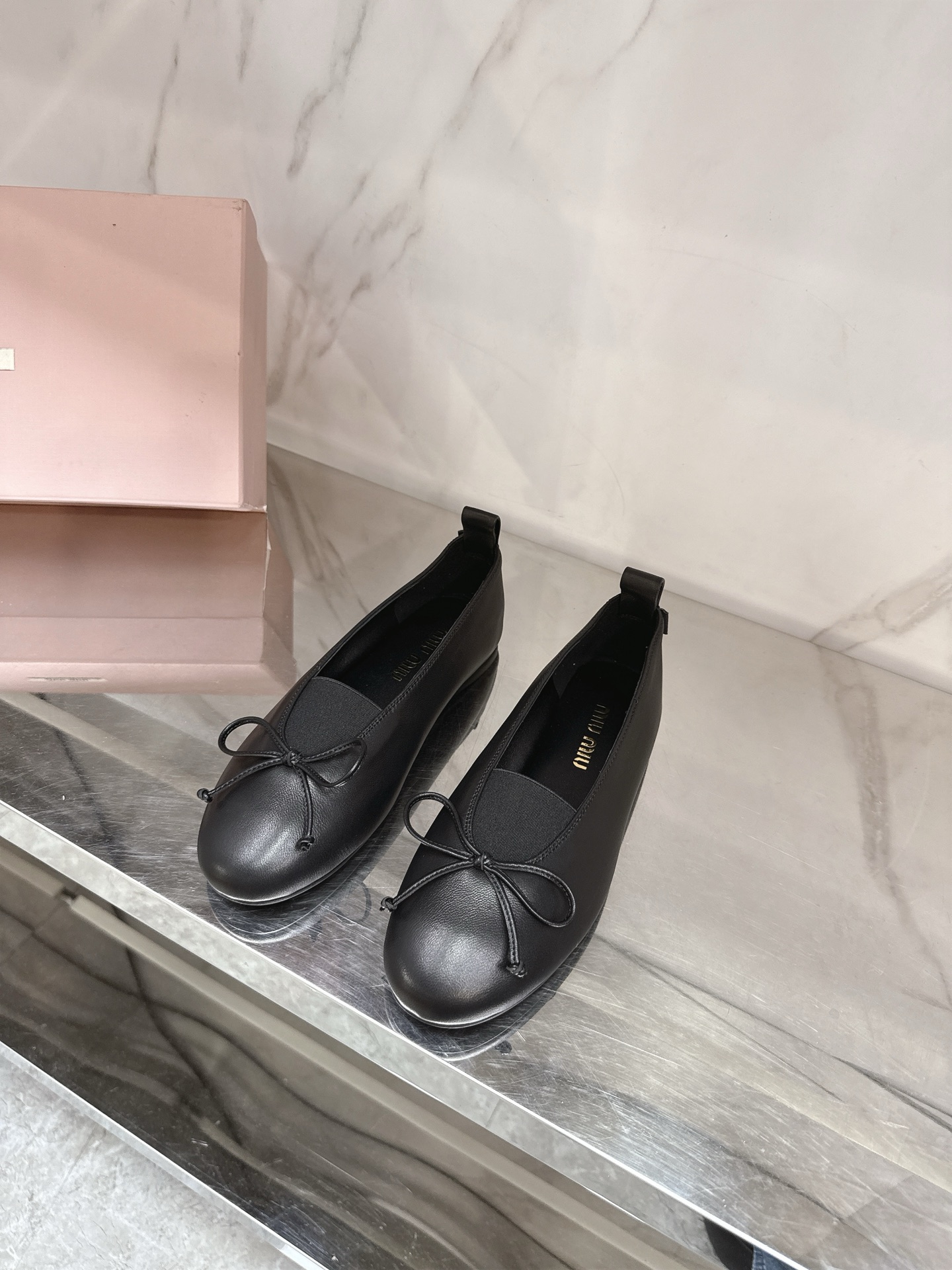 NO:407317,Miumi*2025 spring and summer new ballet shoes, full of high-end feel, this season's ballet shoes are really sweet again, hitting the soft shoes of the girl's heart, super texture, and wearing them makes people unable to help dancing with the pair of sheepskin fabrics, sheepskin footbeds, private mold rubber non-slip wear-resistant sole, size 35-39# (40# custom made without return or exchange), ballet shoes, miumiu, sheepskin19860909miumi*2025春夏新款芭蕾舞鞋,满满的高级感这一季的芭蕾舞鞋,真的好甜再次击中少女心柔软的鞋子,质感超强,穿上让人忍不住翩翩起舞对版绵羊皮面料,羊皮垫脚,私模橡胶防滑耐磨大底,尺码35-39#（40#订做不退换）,芭蕾舞鞋,miumiu,sheepskin,Women's Shoes