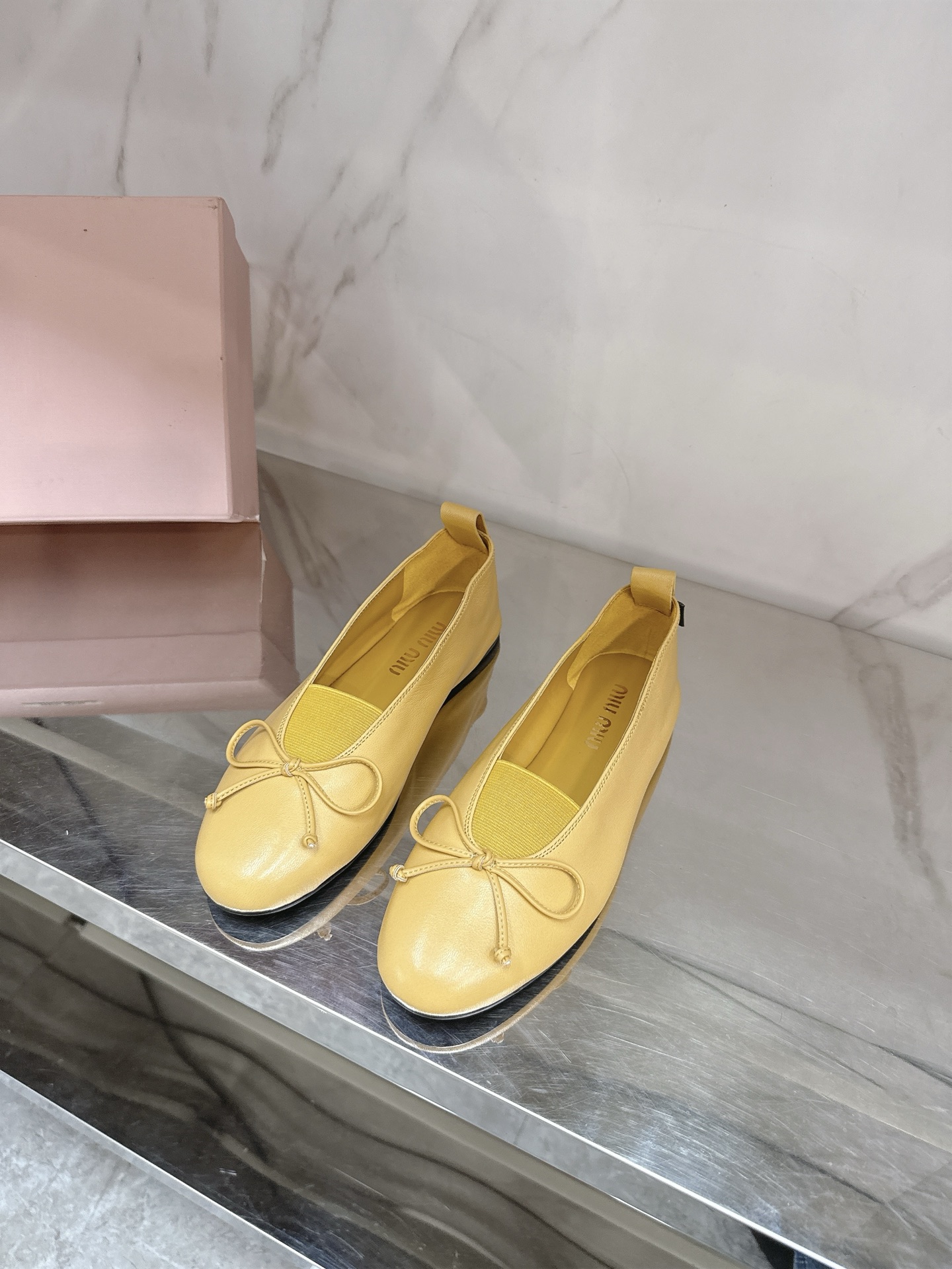 NO:407319,Miumi*2025 spring and summer new ballet shoes, full of high-end feel, this season's ballet shoes are really sweet again, hitting the soft shoes of the girl's heart, super texture, and wearing them makes people unable to help dancing with the pair of sheepskin fabrics, sheepskin footbeds, private mold rubber non-slip wear-resistant sole, size 35-39# (40# custom made without return or exchange), ballet shoes, miumiu, sheepskin19860909miumi*2025春夏新款芭蕾舞鞋,满满的高级感这一季的芭蕾舞鞋,真的好甜再次击中少女心柔软的鞋子,质感超强,穿上让人忍不住翩翩起舞对版绵羊皮面料,羊皮垫脚,私模橡胶防滑耐磨大底,尺码35-39#（40#订做不退换）,芭蕾舞鞋,miumiu,sheepskin,Women's Shoes