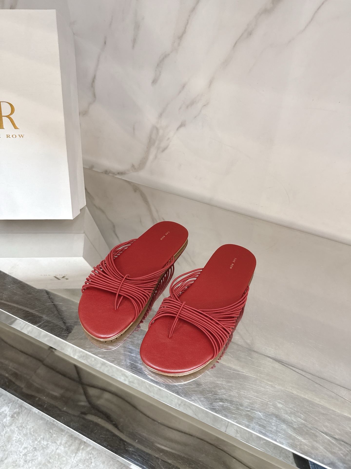 NO:408155,The row 2025 new Boken woven slippers You can always believe the row, minimalist and retro are their synonyms, as simple as ever, with a sense of design, simple and smooth lines, and full of details. Pure handmade cowhide woven fabric, sheepskin inner lining, private mold anti-slip rubber sole, size 35-39# (40# custom made without return), slippers, slippers, cowhide, sheepskin19860909The row 2025新款博肯编织拖鞋你可以永远相信the row ,极简、复古是他们的代名词,一如既往的简单,有设计感,线条简洁流畅,细节满满对版纯手工牛皮编织面料,羊皮内里,私模防滑橡胶大底,尺码35-39#（40#订做不退换）,拖鞋,slippers,cowhide,sheepskin,Women's Shoes