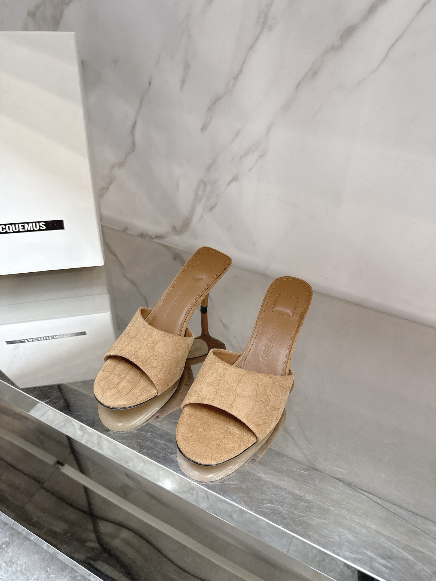 NO:408166,jacquemus 25 spring and summer new high heel sandals fairy slippers, minimalist one-length strap, sexy and elegant pair of Gao Mercury Yangjing/Painted leather cowhide fabric, sheepskin lining, Italian imported genuine leather sole, heel height 8.5cm, size 35-39# (40# customized without return or exchange), slippers, slippers, cowhide, sheepskin, sheep, Leather soles19860909jacquemus25春夏新款高跟凉拖仙女♀拖鞋,极简一字带,性感不失优雅对版高丝光羊京/漆皮牛皮面料,羊皮内里,意大利进口真皮大底,跟高8.5cm,码数35-39#（40#订做不退换）,拖鞋,slippers,cowhide,sheepskin,sheep,Leather soles,Women's Shoes