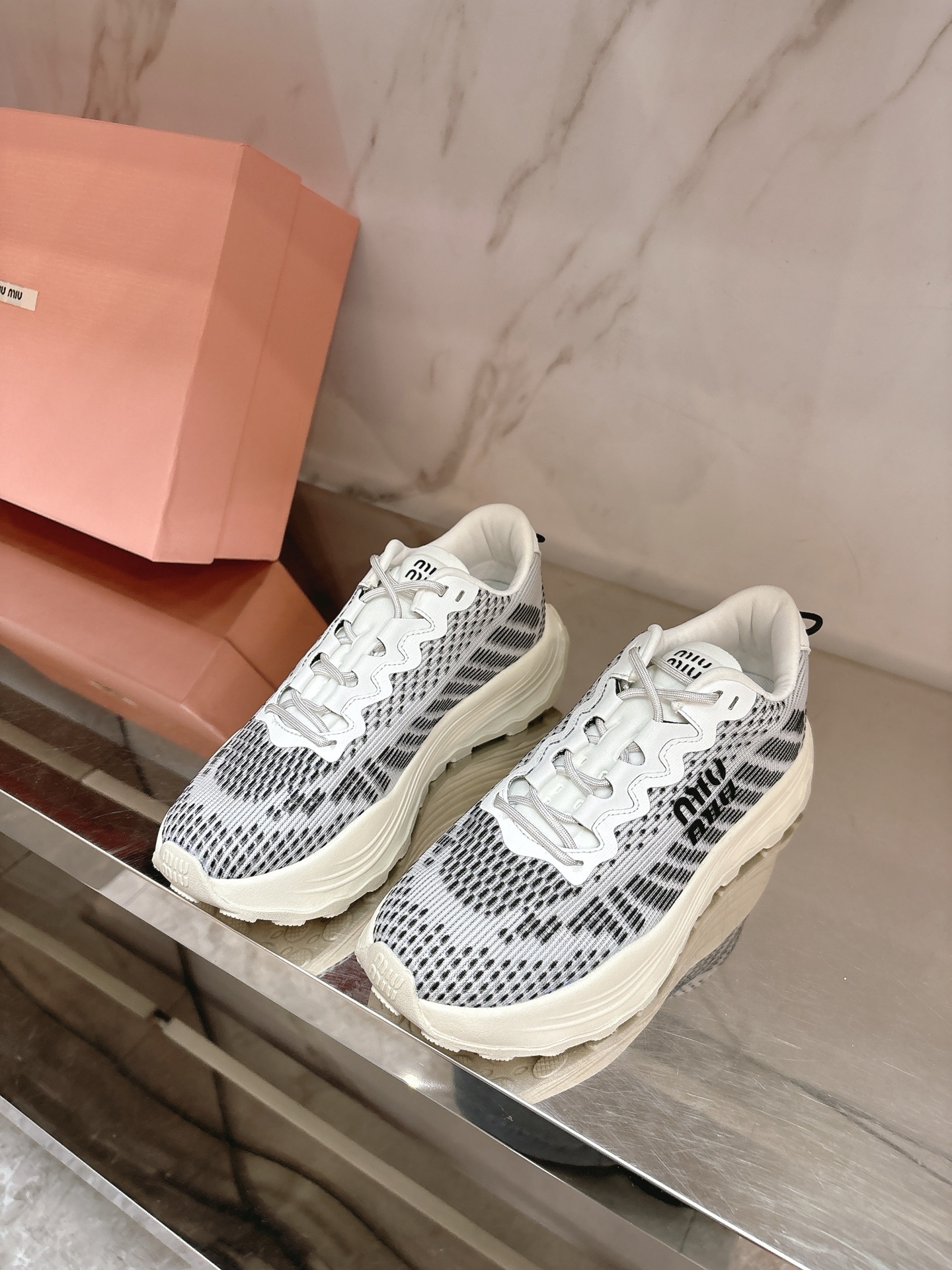 NO:408160,Miu Mi* new thick-soled sneakers can match in a minimalist retro literary style. It is also very light and lightweight. Super light and stormy shoes are easier and more pleasant to walk on the side. Breathable flying fabric, breathable net inside, private mold high-density foam combination sole, size 35-39# (40# custom made without return or exchange), casual shoes/sports shoes, miumiu, sneakers, socks19860909miu mi*新款厚底运动鞋极简复古文艺的风格都能搭,搭各式的袜子也很赞轻巧,超轻暴走神鞋行走更轻松愉悦对版透气飞织面料,透气网内里,私模高密度发泡组合大底,码数35-39#（40#订做不退换）,休闲鞋/运动鞋,miumiu,sneakers,socks,Women's Shoes