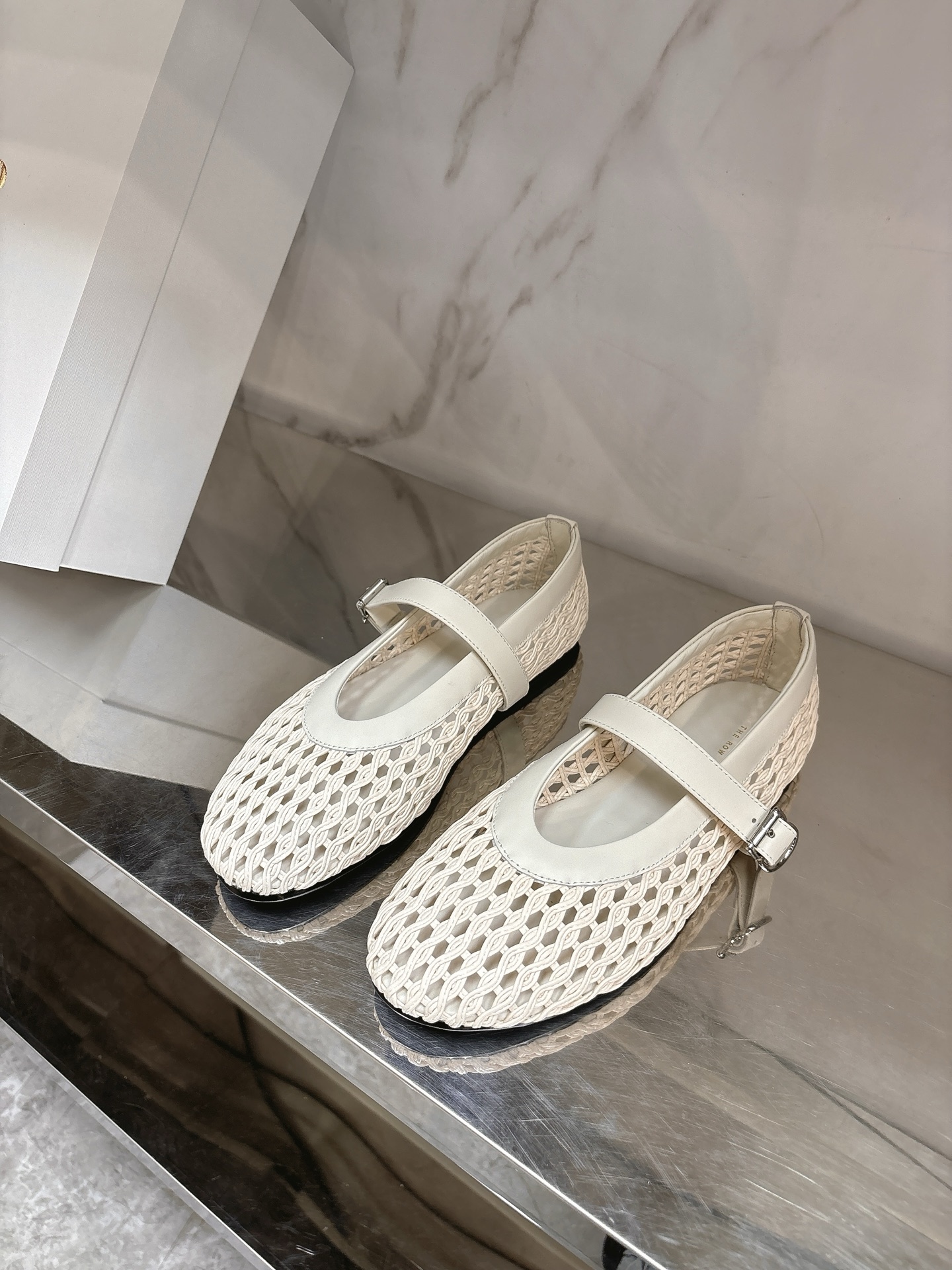 2025 Hotnet Flat Shoes: Super-Ventilating Pair for Summer Fashionistas