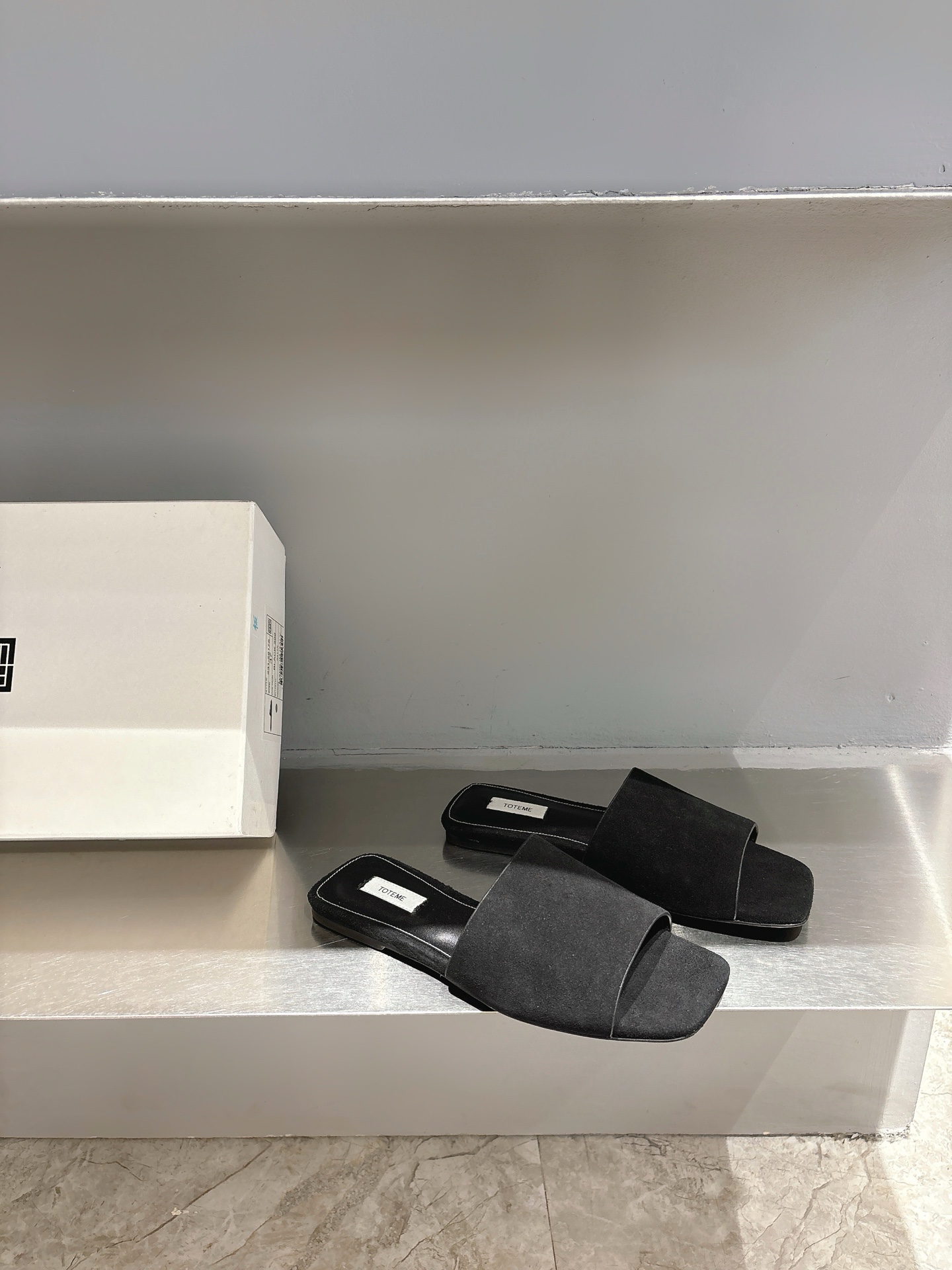 TOTEME 25s Flat-Bed Slippers: Soft, Elegant, High-Fashion Cow Velvet Shoes. - 图片 2