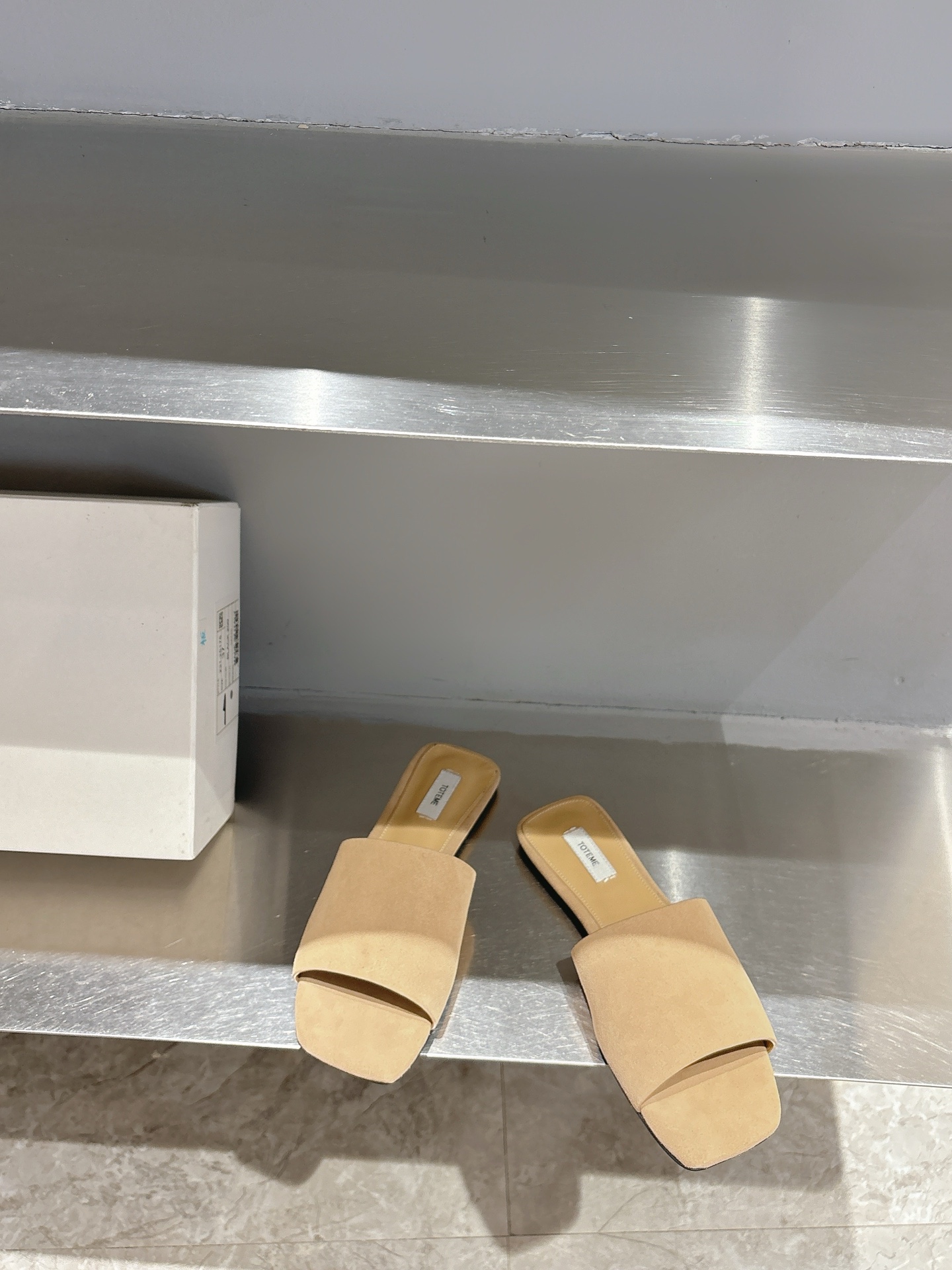 TOTEME 25s: Elegant Flat-Bed Slippers with High-Quality Materials - 图片 3