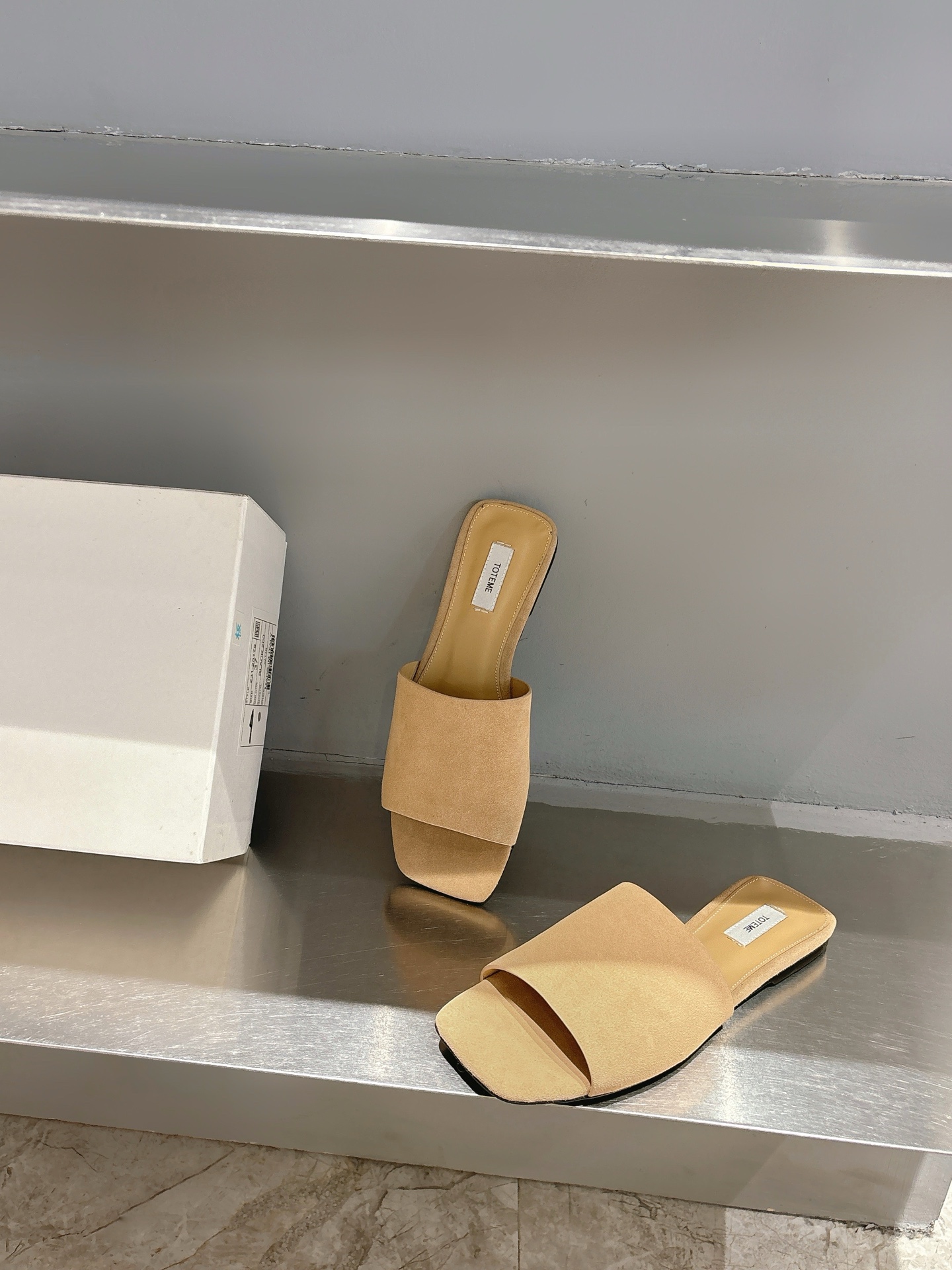 TOTEME 25s: Elegant Flat-Bed Slippers with High-Quality Materials - 图片 4