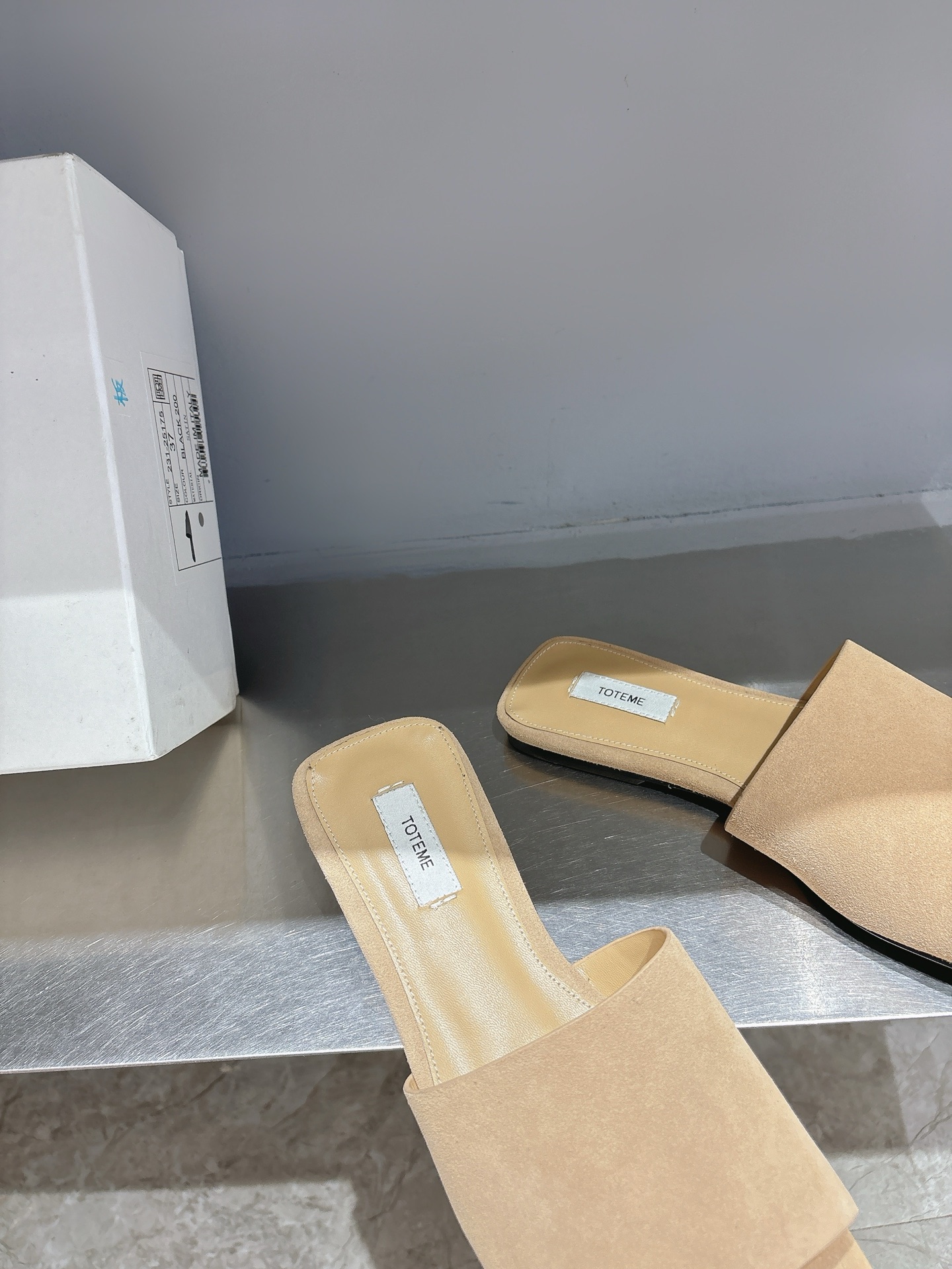 TOTEME 25s: Elegant Flat-Bed Slippers with High-Quality Materials - 图片 8