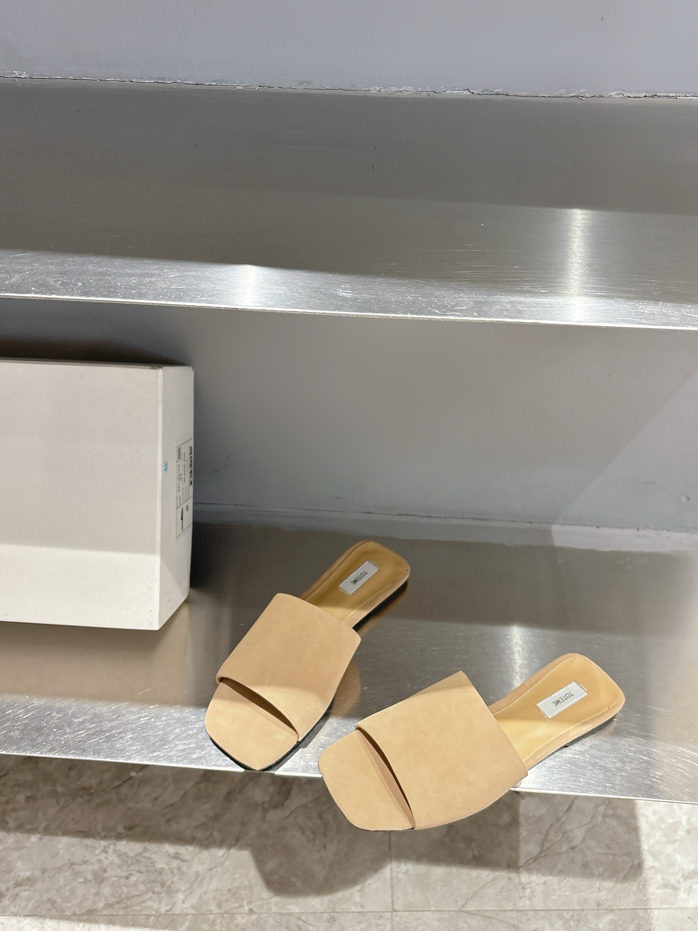 TOTEME 25s: Elegant Flat-Bed Slippers with High-Quality Materials - 图片 5