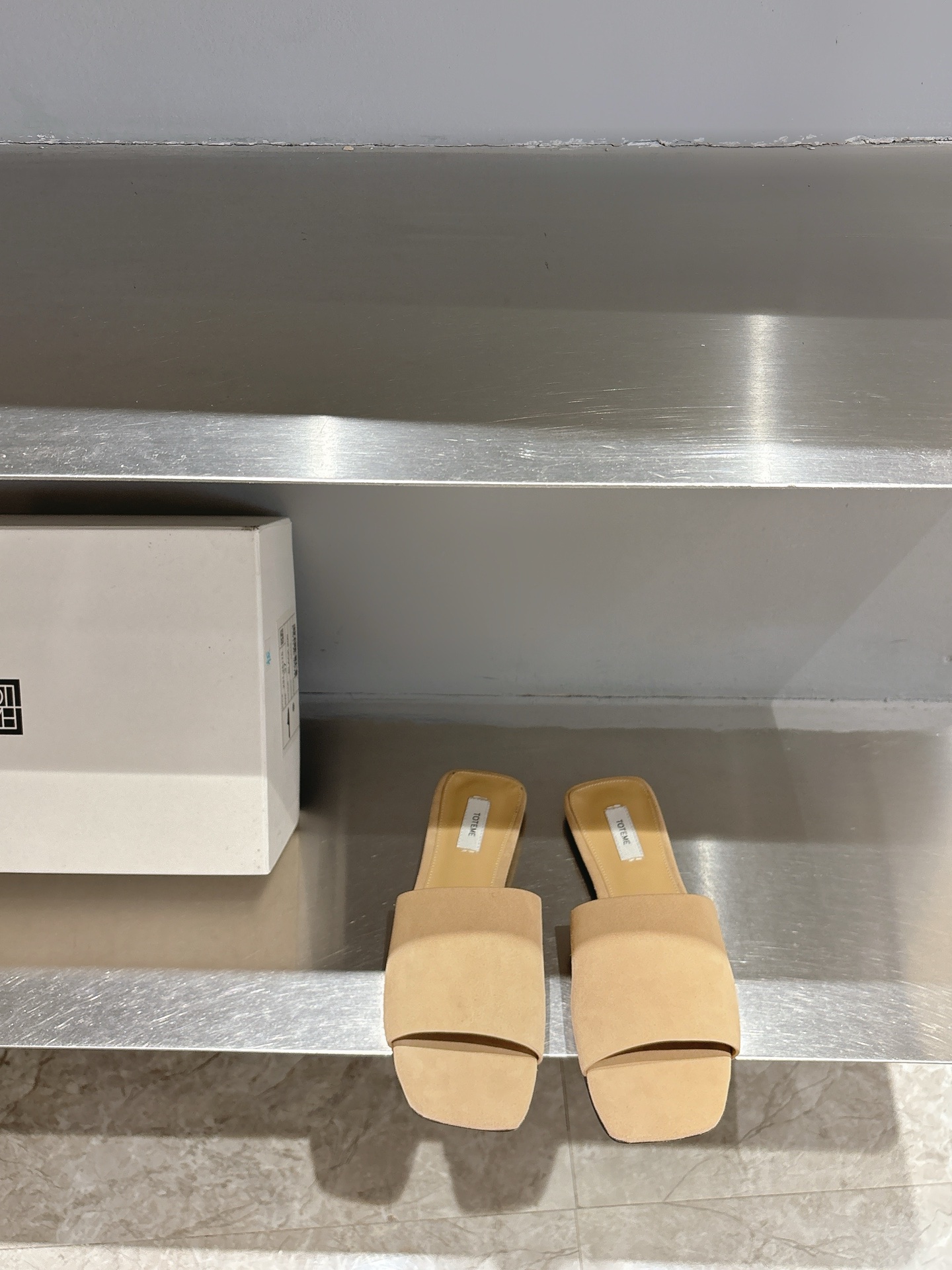 TOTEME 25s: Elegant Flat-Bed Slippers with High-Quality Materials - 图片 1