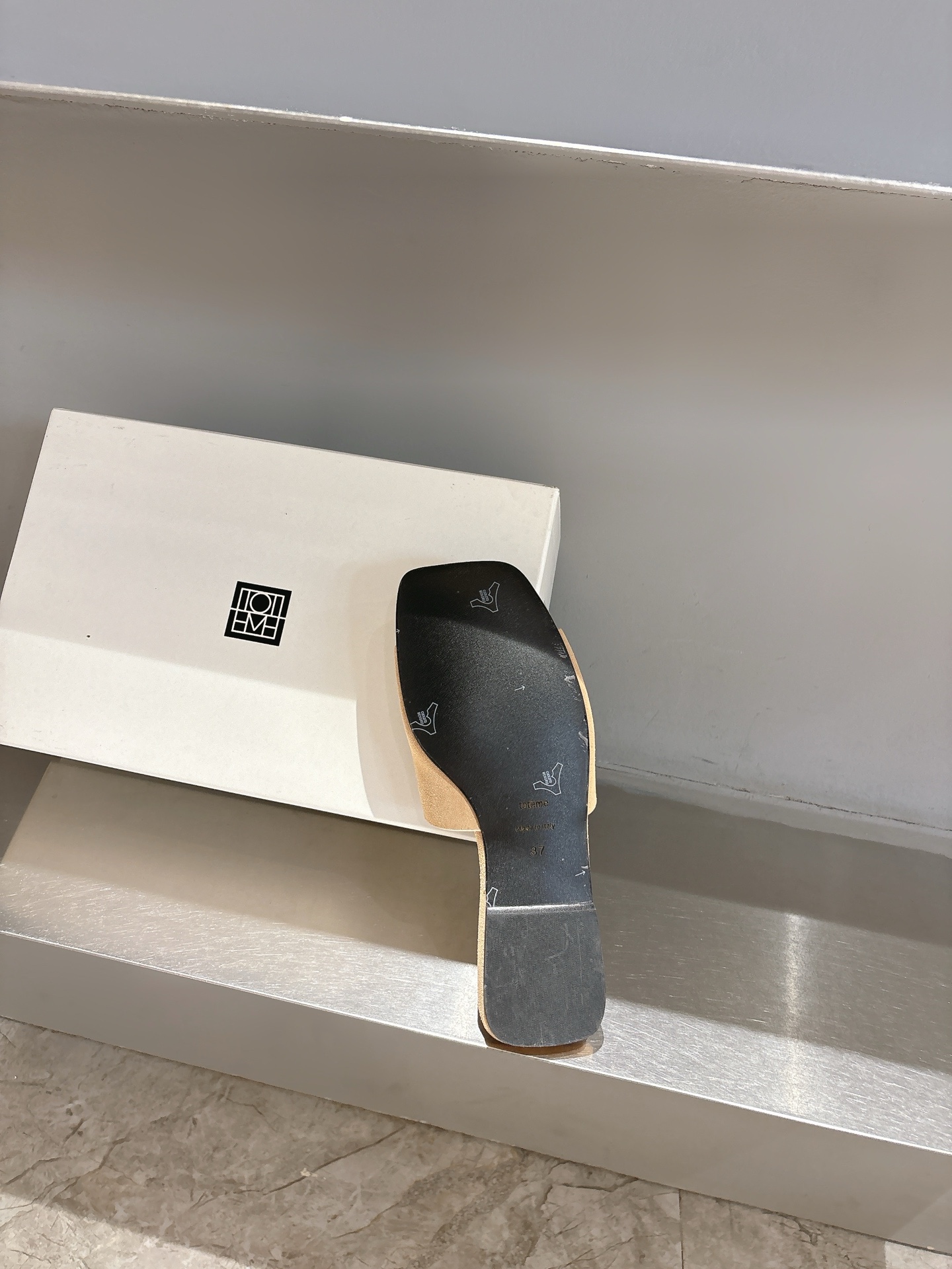 TOTEME 25s: Elegant Flat-Bed Slippers with High-Quality Materials - 图片 9