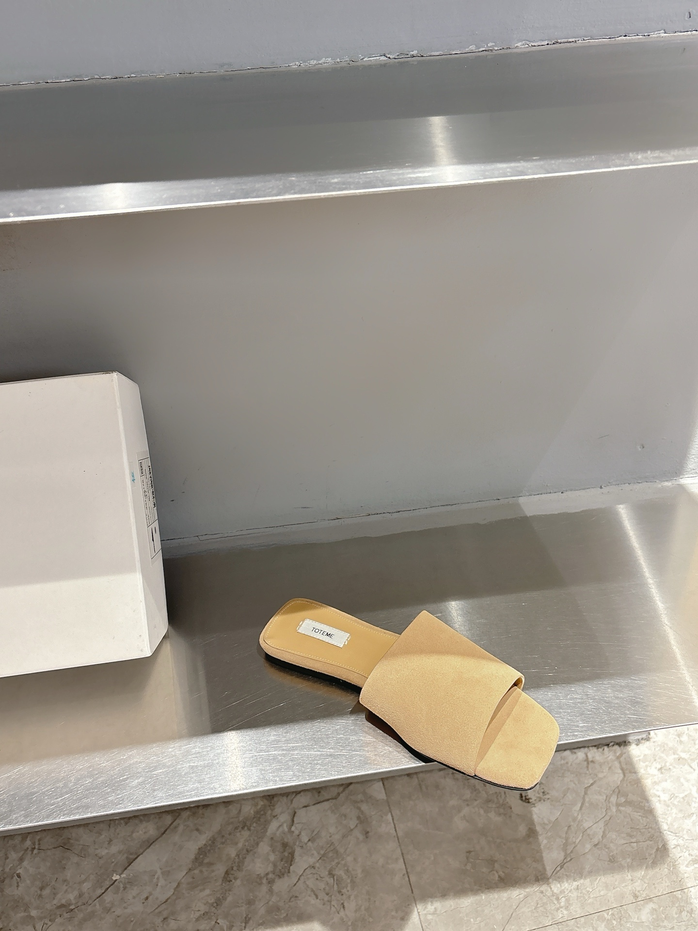 TOTEME 25s: Elegant Flat-Bed Slippers with High-Quality Materials - 图片 6