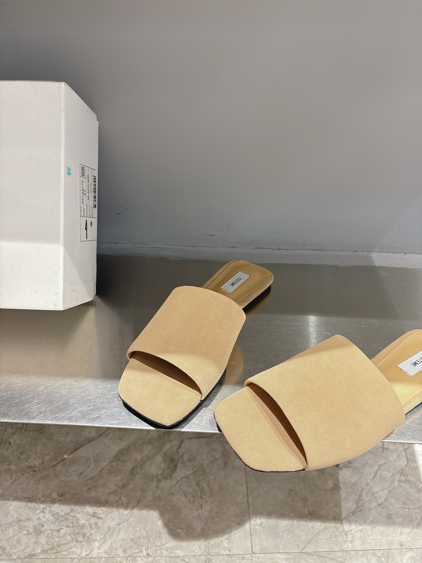 TOTEME 25s: Elegant Flat-Bed Slippers with High-Quality Materials - 图片 7