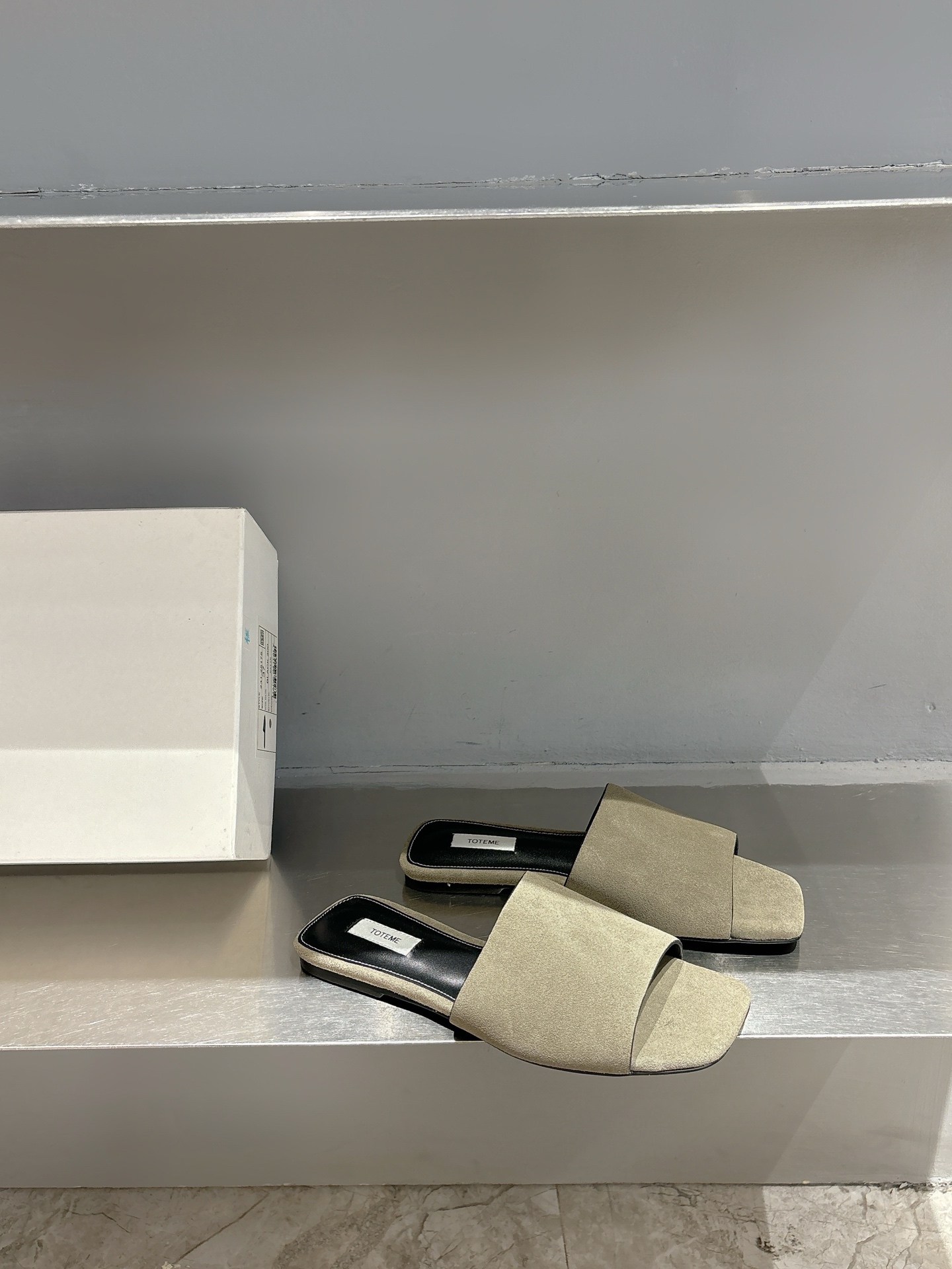 TOTEME 25s Flat-Bed Slippers: Soft, Elegant, High-Fashion Cow Velvet Shoes - 图片 2