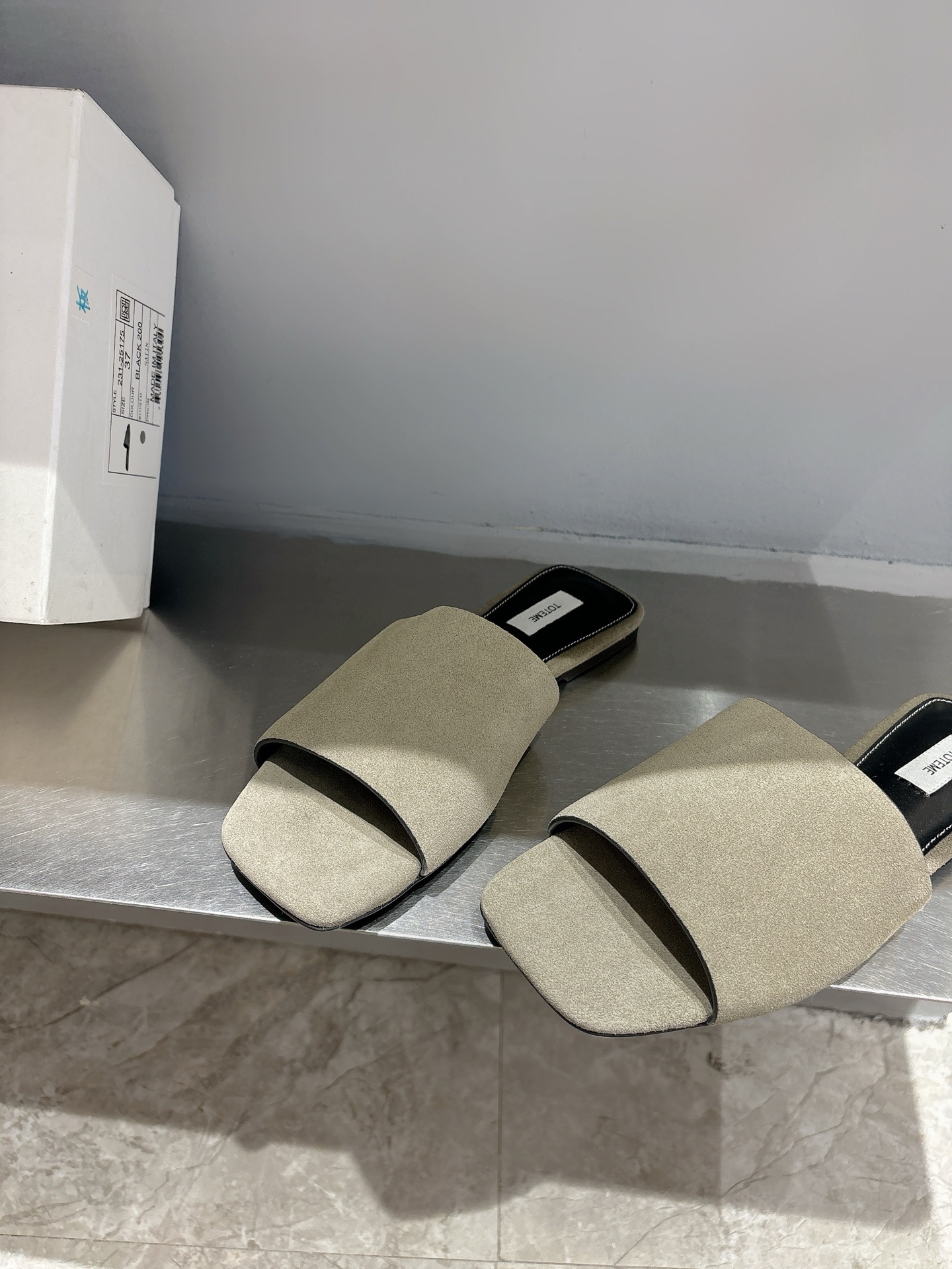 TOTEME 25s Flat-Bed Slippers: Soft, Elegant, High-Fashion Cow Velvet Shoes - 图片 7