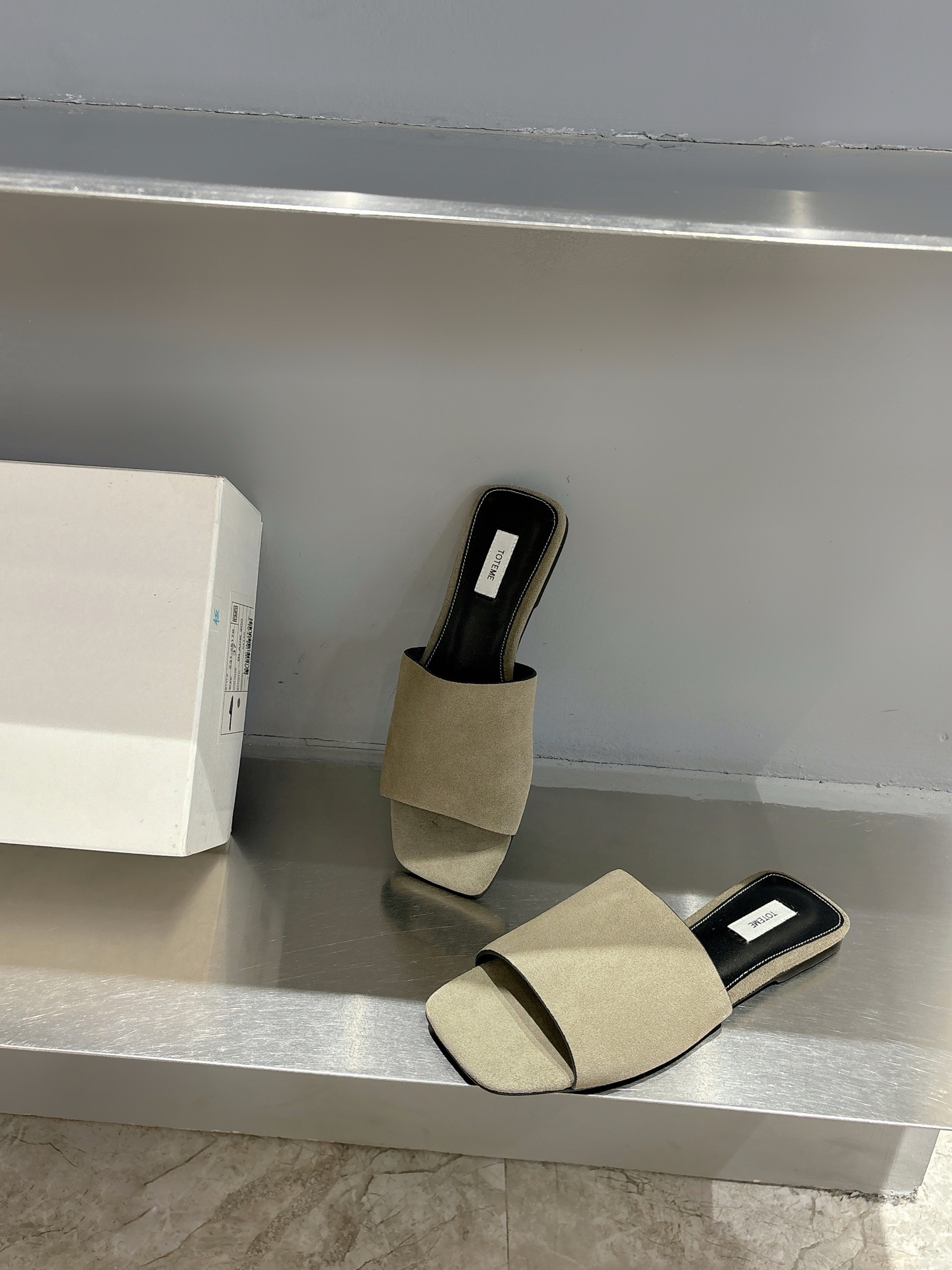 TOTEME 25s Flat-Bed Slippers: Soft, Elegant, High-Fashion Cow Velvet Shoes - 图片 4