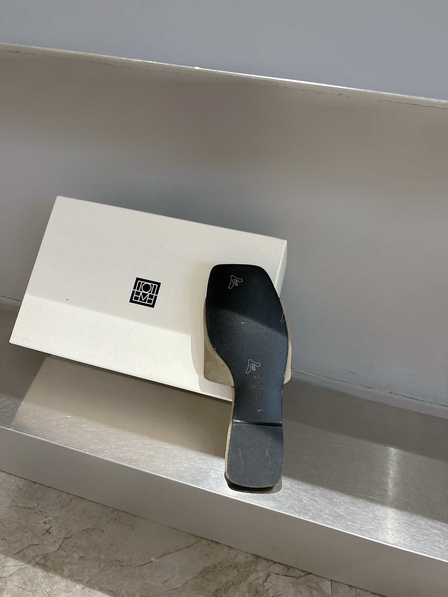 TOTEME 25s Flat-Bed Slippers: Soft, Elegant, High-Fashion Cow Velvet Shoes - 图片 9