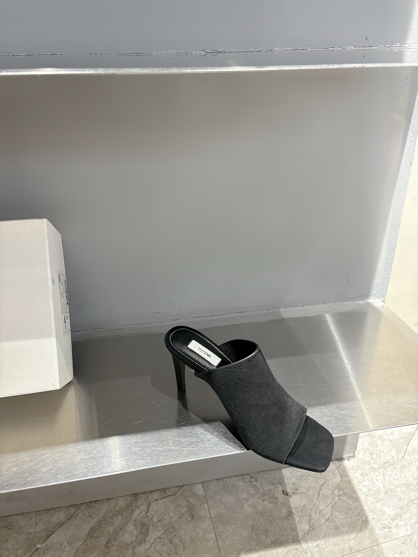 TOTEME 25s: Elegant Flat-bed Slippers with Premium Materials - 图片 4