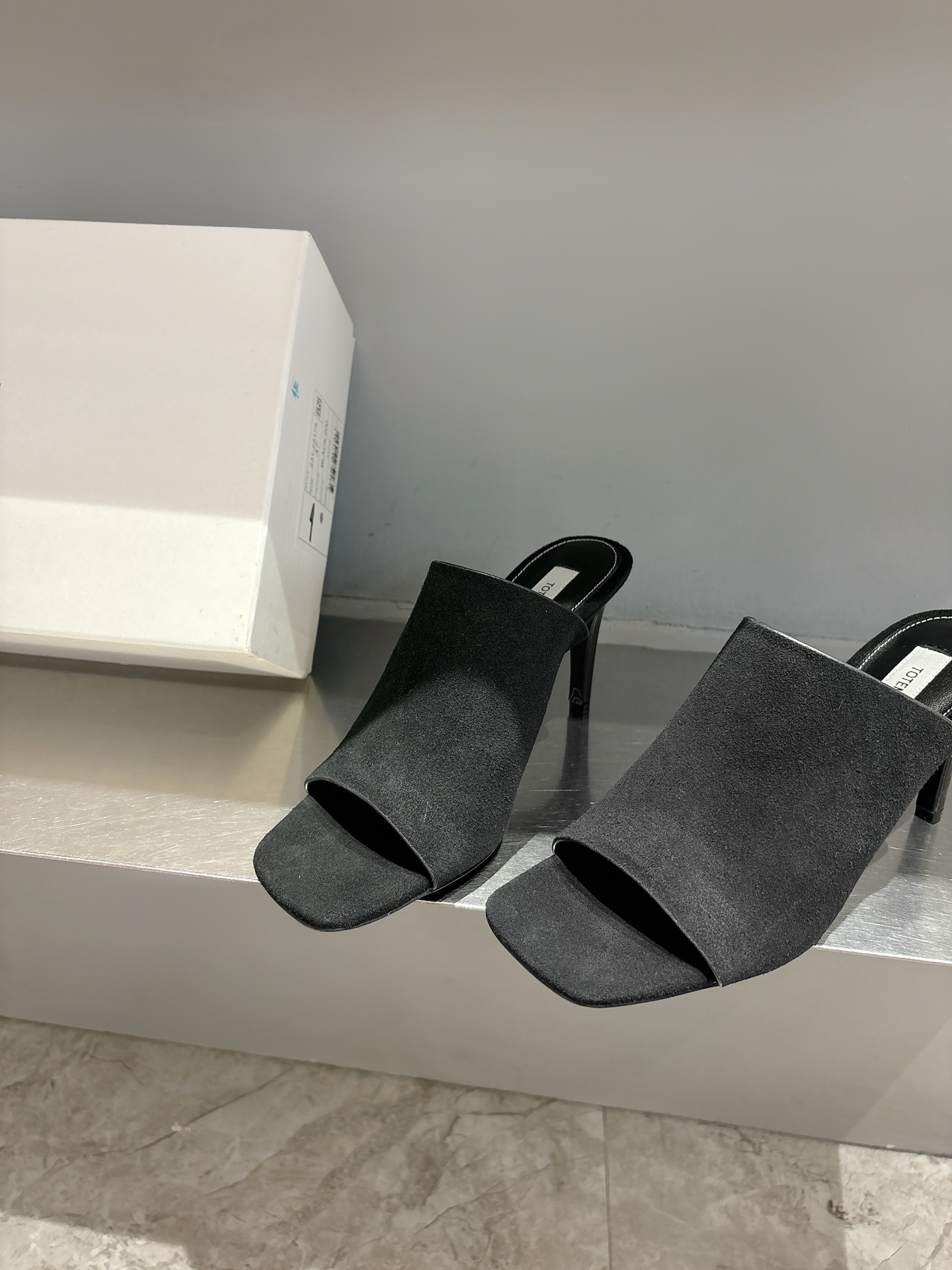 TOTEME 25s: Elegant Flat-bed Slippers with Premium Materials - 图片 6