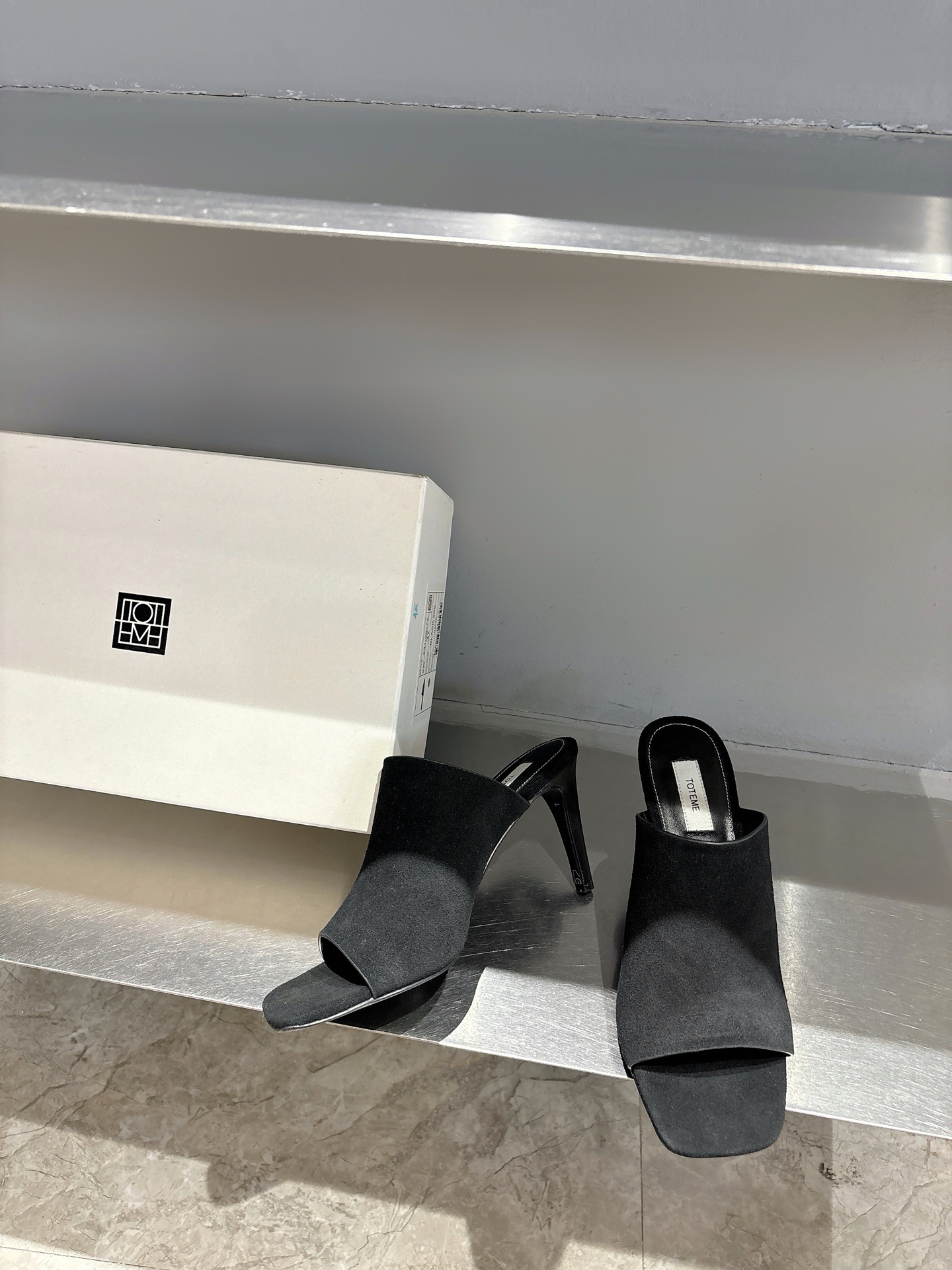 TOTEME 25s: Elegant Flat-bed Slippers with Premium Materials - 图片 5