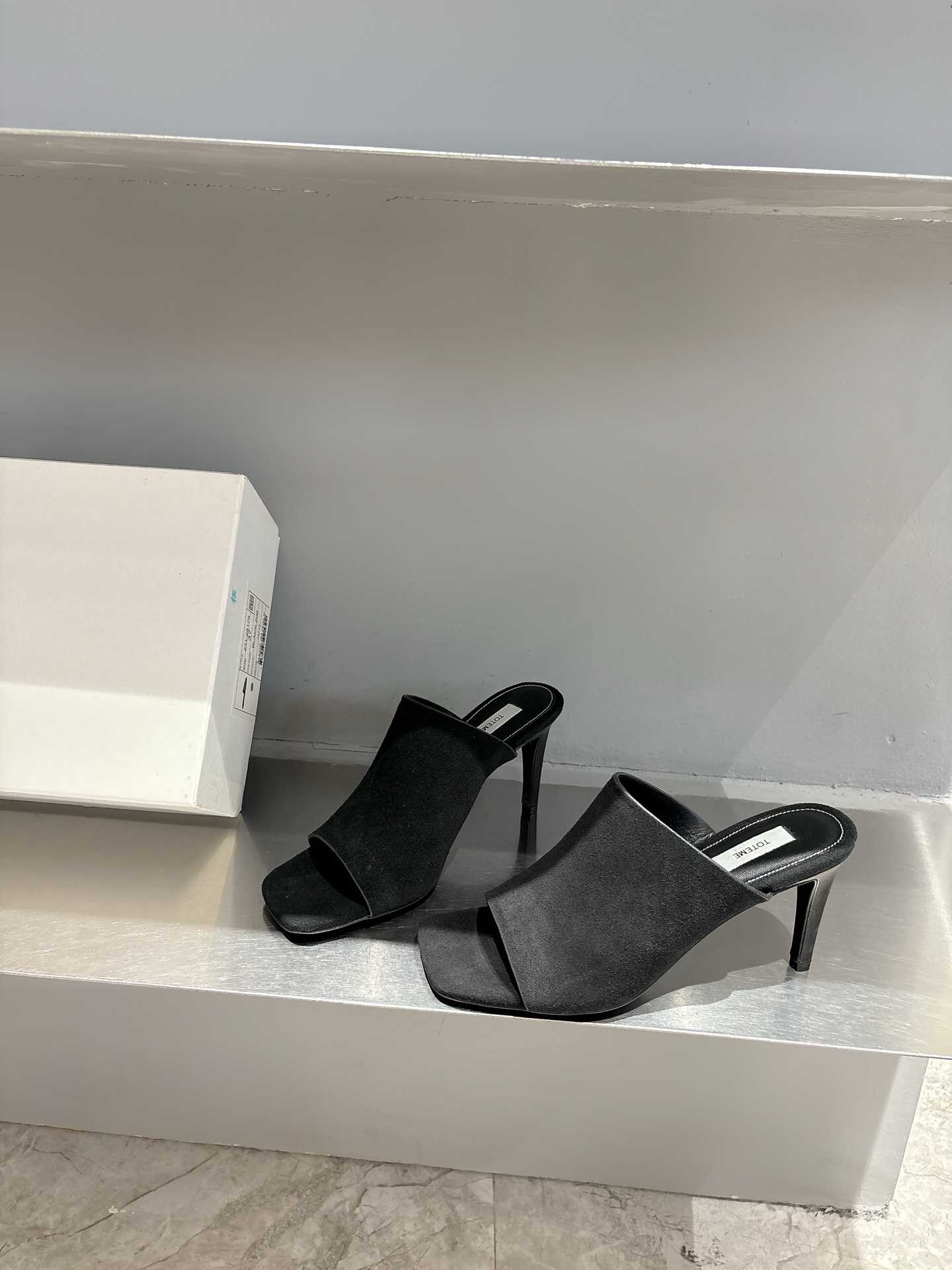 TOTEME 25s: Elegant Flat-bed Slippers with Premium Materials - 图片 3