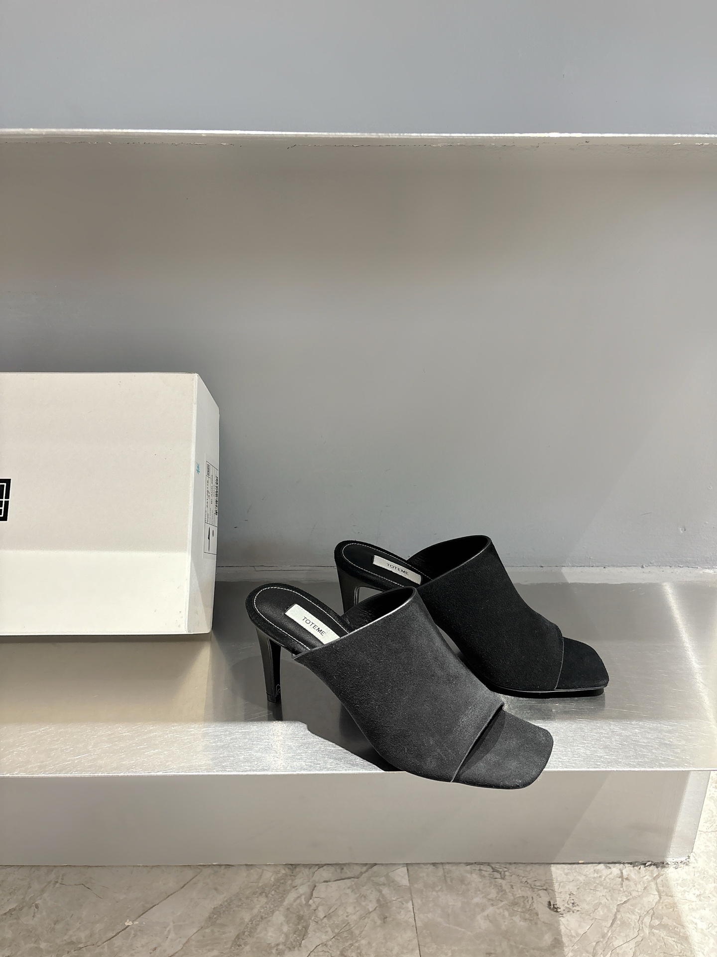 TOTEME 25s: Elegant Flat-bed Slippers with Premium Materials