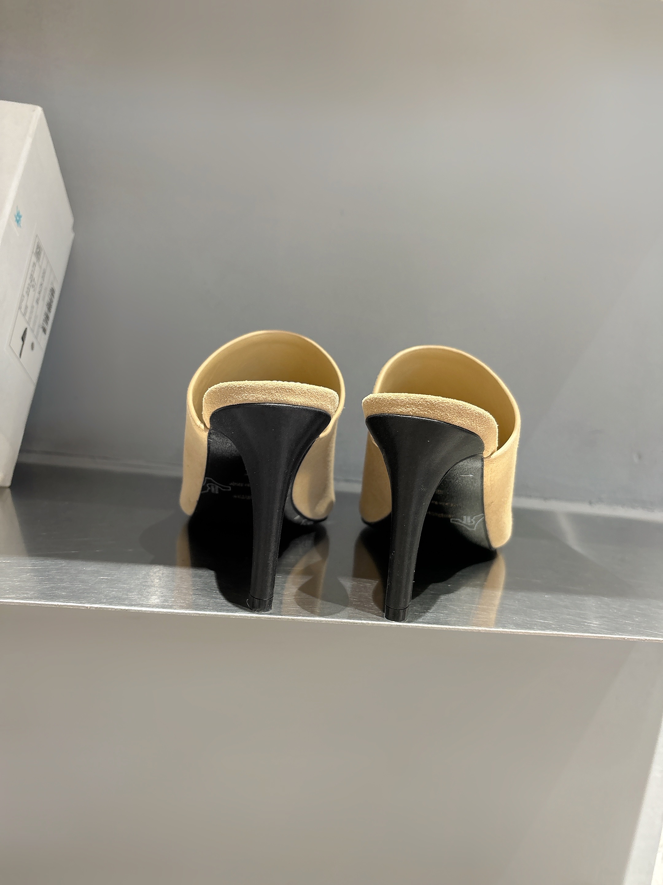 TOTEME 25s: Elegant Cow Velvet Flat-Bed Slippers with Imported Sheep Skin - 图片 8