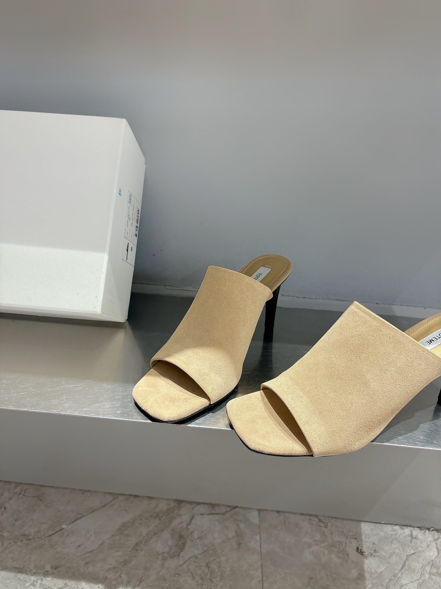 TOTEME 25s: Elegant Cow Velvet Flat-Bed Slippers with Imported Sheep Skin - 图片 6