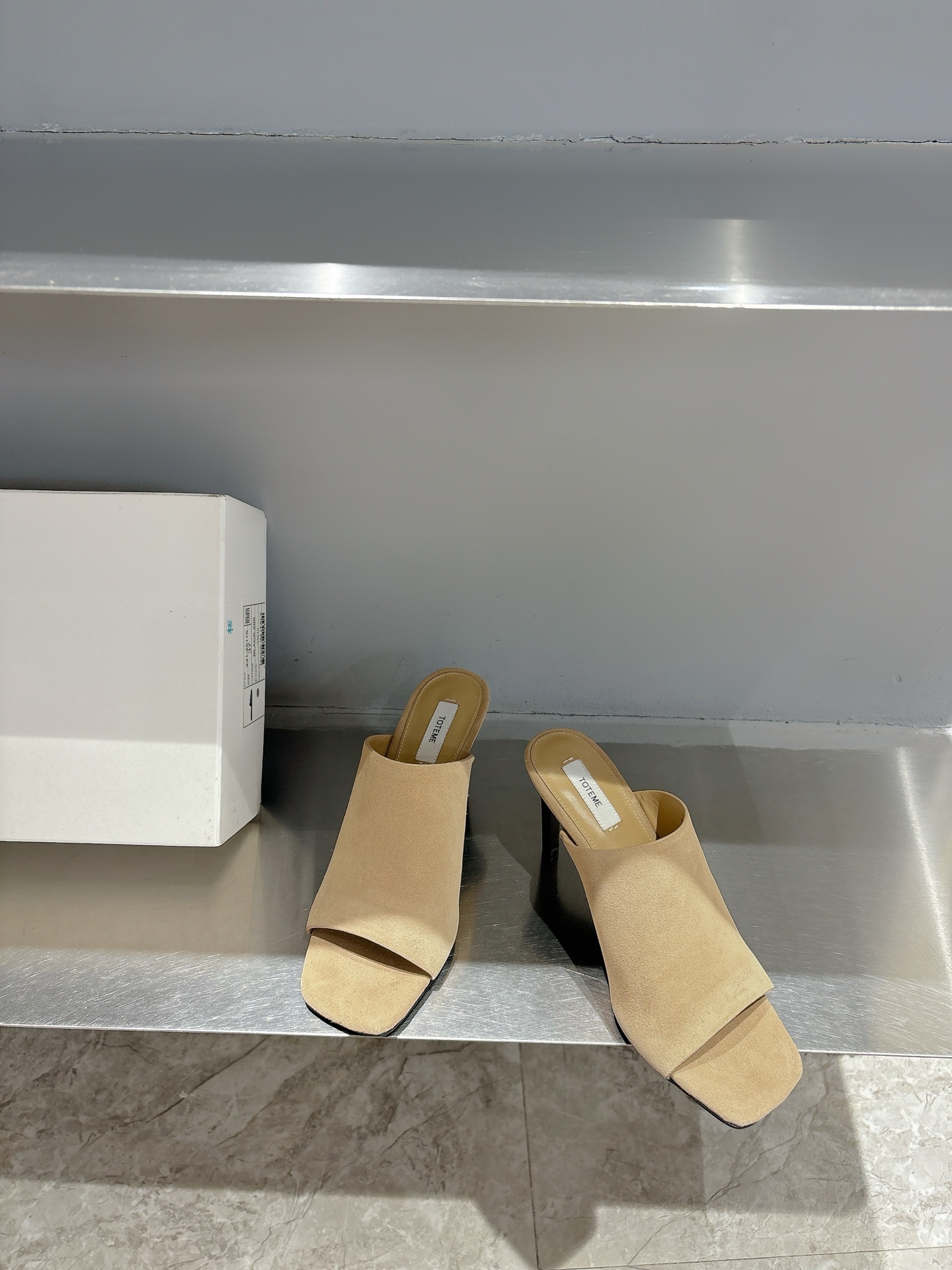TOTEME 25s: Elegant Cow Velvet Flat-Bed Slippers with Imported Sheep Skin - 图片 2