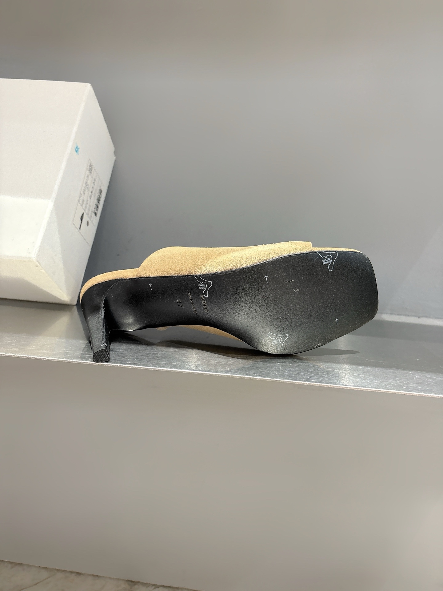 TOTEME 25s: Elegant Cow Velvet Flat-Bed Slippers with Imported Sheep Skin - 图片 9